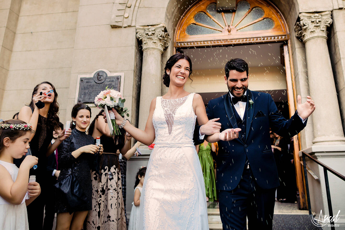 162-mili-y-toma-s-boda-en-parroquia-nuestra-sen-ora-del-socorro-de-escuela-pias-fotos-en-salo-n-reinapaz-140480-O