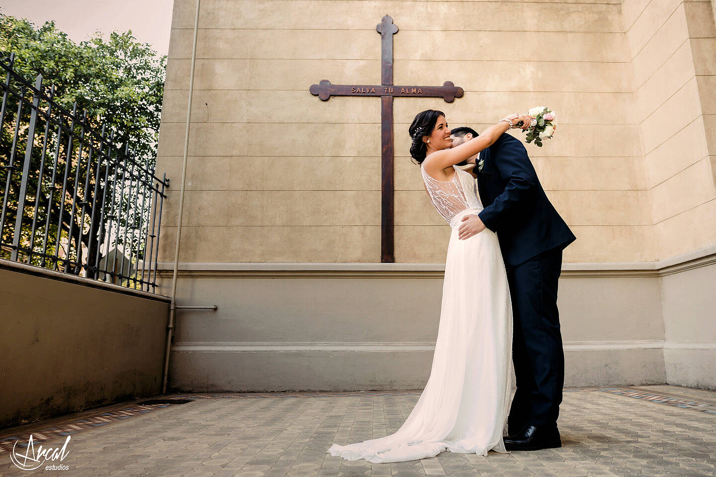 173-mili-y-toma-s-boda-en-parroquia-nuestra-sen-ora-del-socorro-de-escuela-pias-fotos-en-salo-n-reinapaz-140480-O