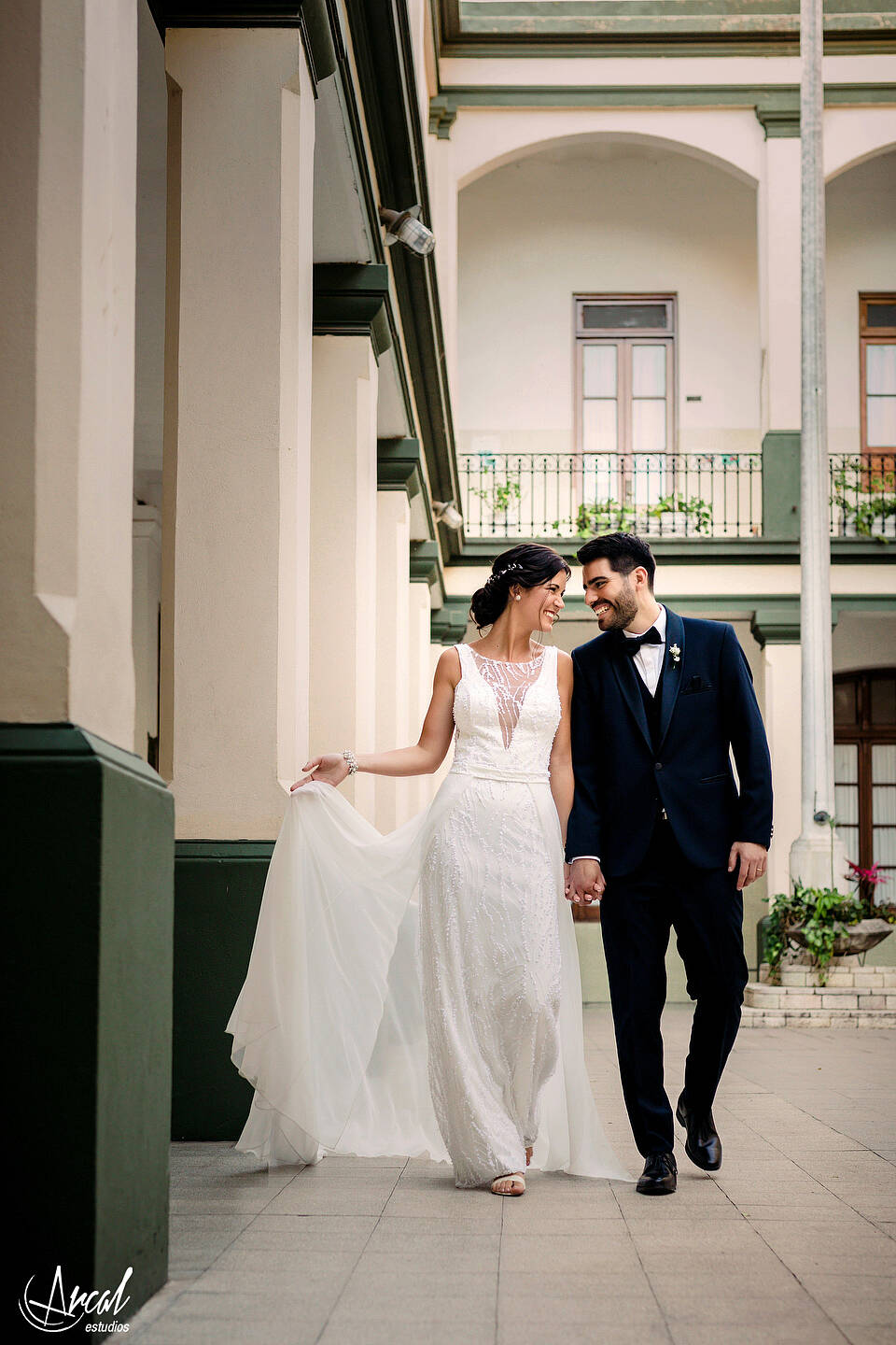 179-mili-y-toma-s-boda-en-parroquia-nuestra-sen-ora-del-socorro-de-escuela-pias-fotos-en-salo-n-reinapaz-140480-O