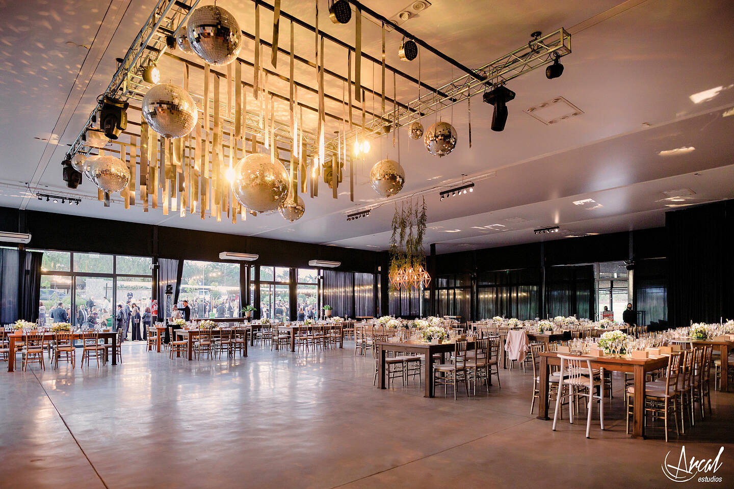 205-mili-y-toma-s-boda-en-parroquia-nuestra-sen-ora-del-socorro-de-escuela-pias-fotos-en-salo-n-reinapaz-140480-O