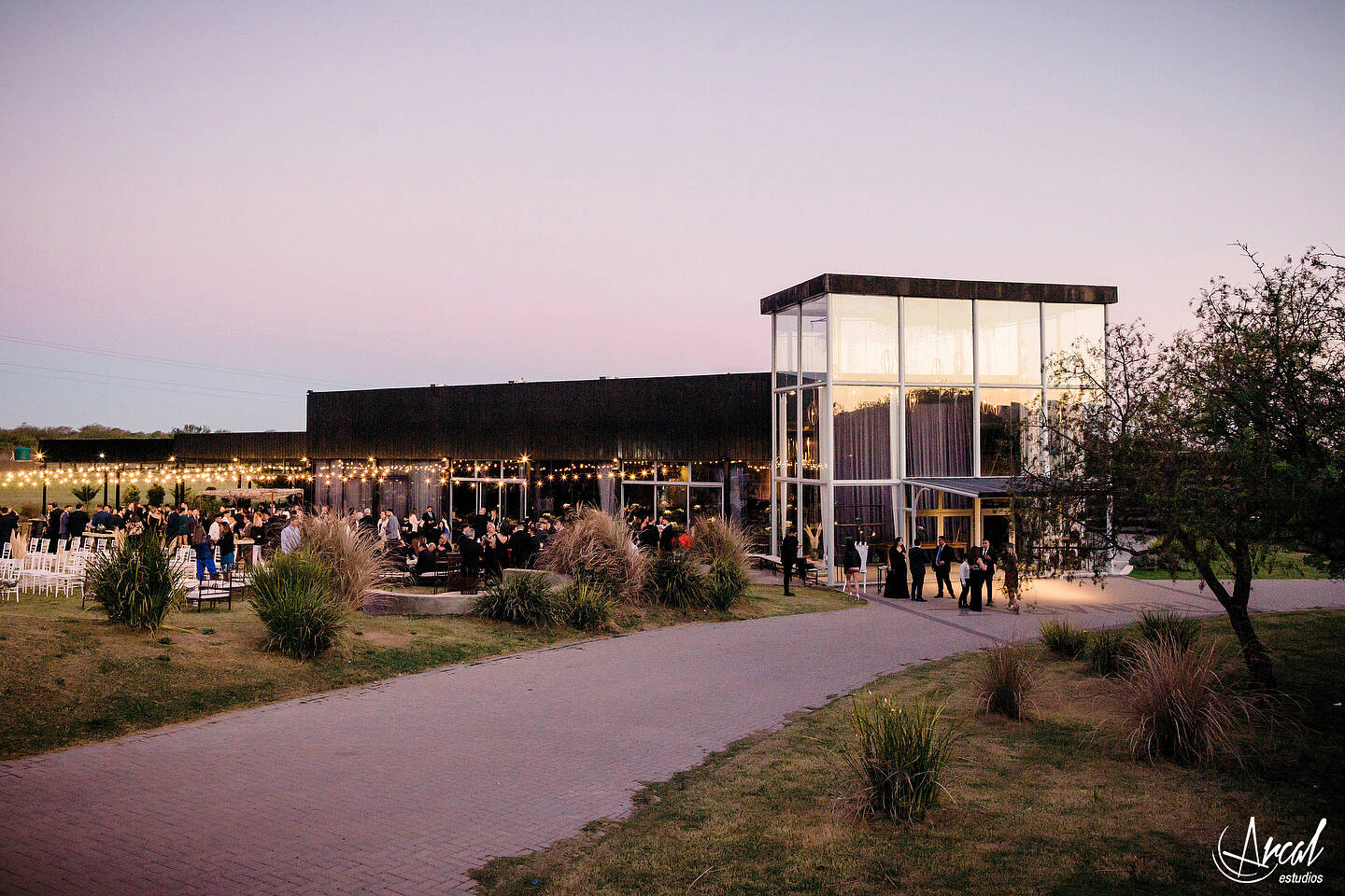 208-mili-y-toma-s-boda-en-parroquia-nuestra-sen-ora-del-socorro-de-escuela-pias-fotos-en-salo-n-reinapaz-140480-O