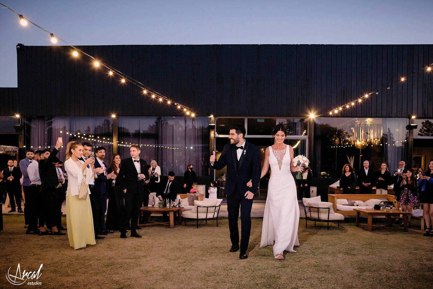 214-mili-y-toma-s-boda-en-parroquia-nuestra-sen-ora-del-socorro-de-escuela-pias-fotos-en-salo-n-reinapaz-140480-O