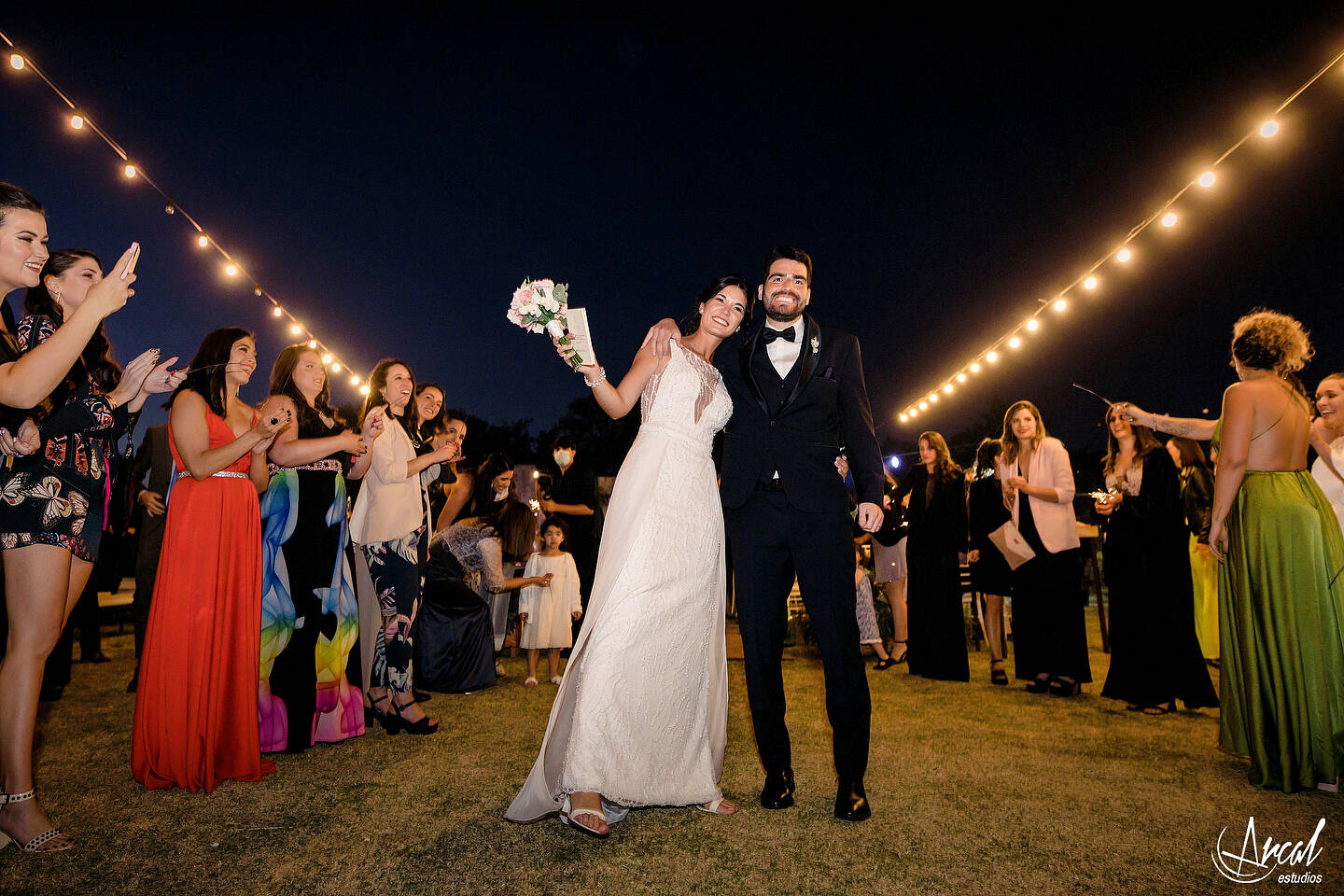 250-mili-y-toma-s-boda-en-parroquia-nuestra-sen-ora-del-socorro-de-escuela-pias-fotos-en-salo-n-reinapaz-140480-O