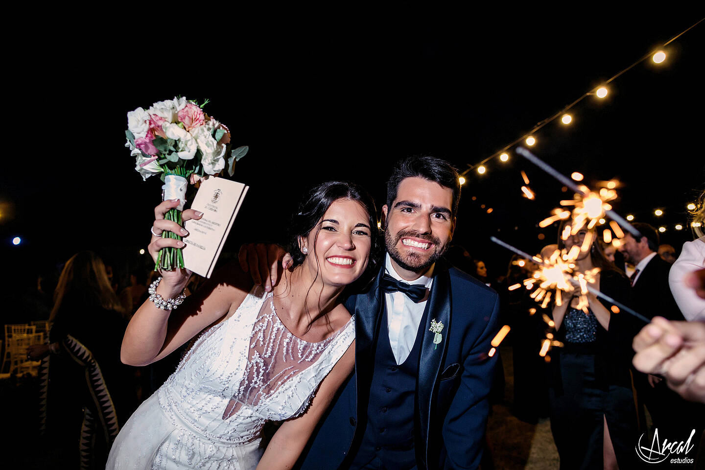 251-mili-y-toma-s-boda-en-parroquia-nuestra-sen-ora-del-socorro-de-escuela-pias-fotos-en-salo-n-reinapaz-140480-O