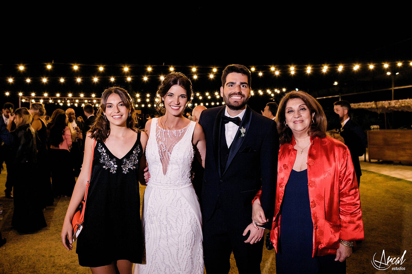 278-mili-y-toma-s-boda-en-parroquia-nuestra-sen-ora-del-socorro-de-escuela-pias-fotos-en-salo-n-reinapaz-140480-O