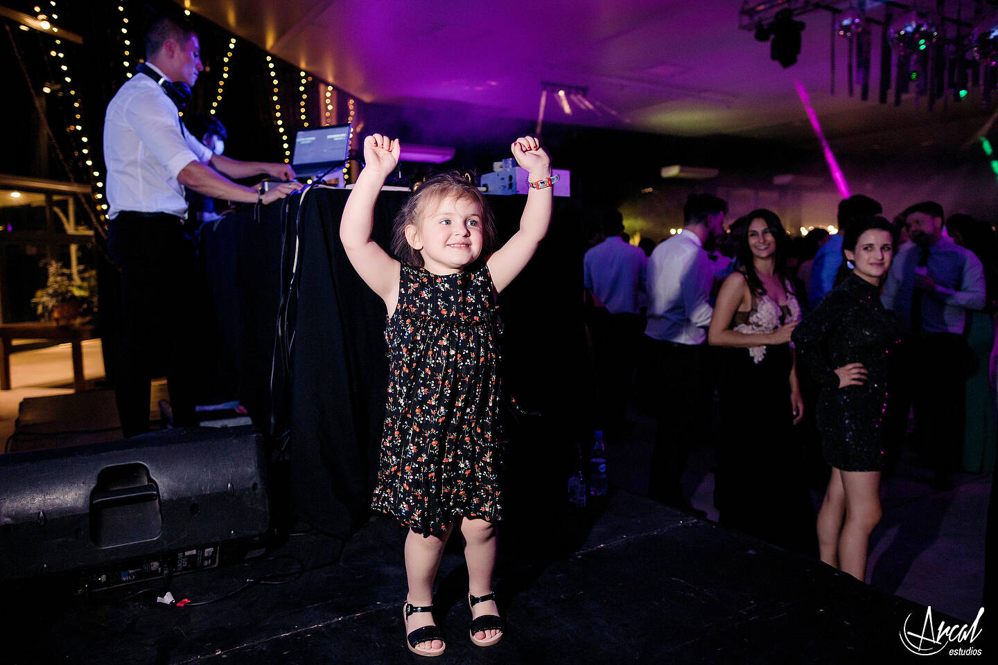 371-mili-y-toma-s-boda-en-parroquia-nuestra-sen-ora-del-socorro-de-escuela-pias-fotos-en-salo-n-reinapaz-140480-O