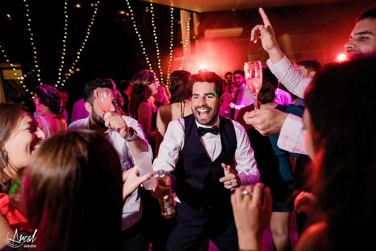 373-mili-y-toma-s-boda-en-parroquia-nuestra-sen-ora-del-socorro-de-escuela-pias-fotos-en-salo-n-reinapaz-140480-O