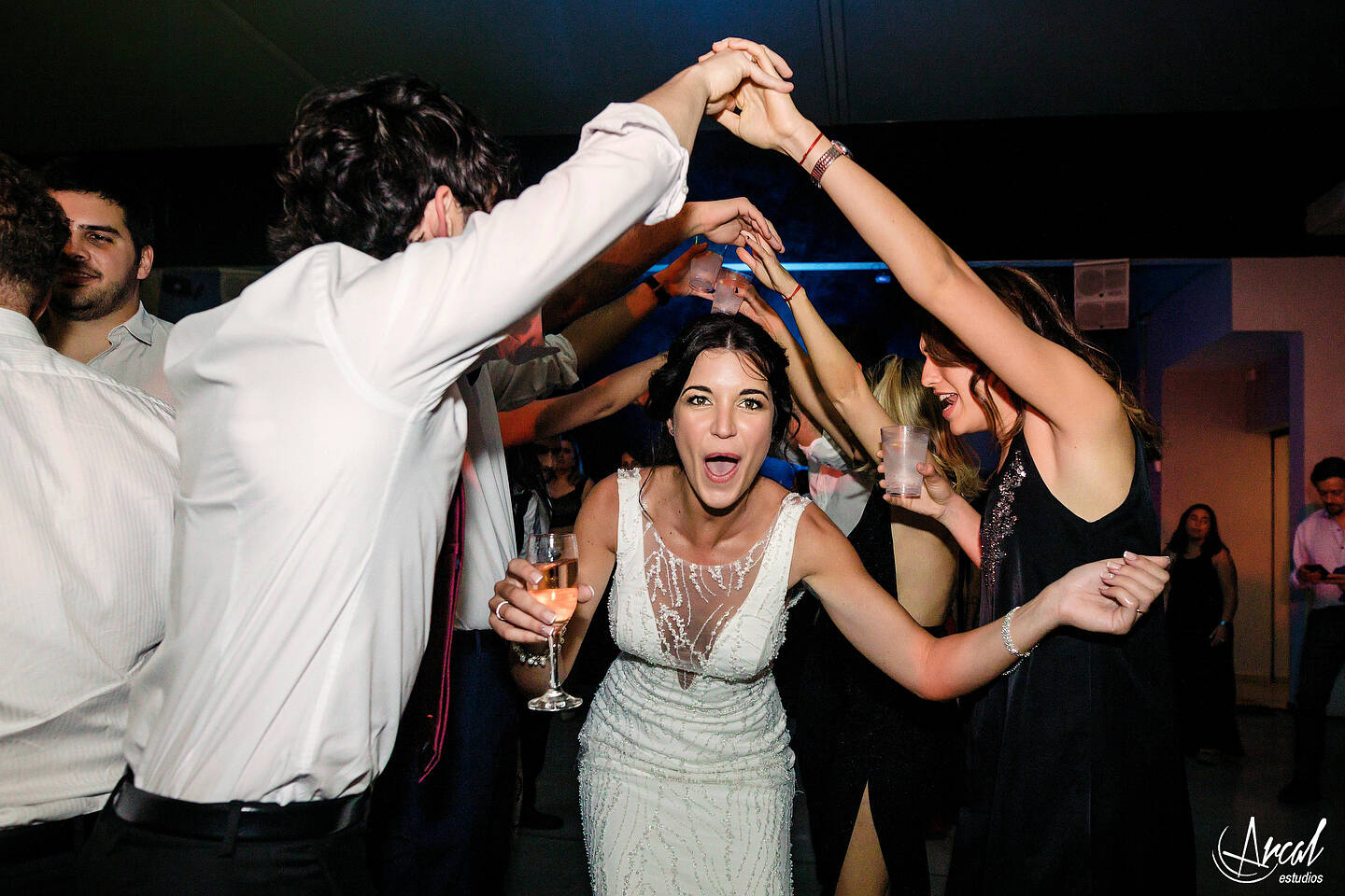 451-mili-y-toma-s-boda-en-parroquia-nuestra-sen-ora-del-socorro-de-escuela-pias-fotos-en-salo-n-reinapaz-140480-O