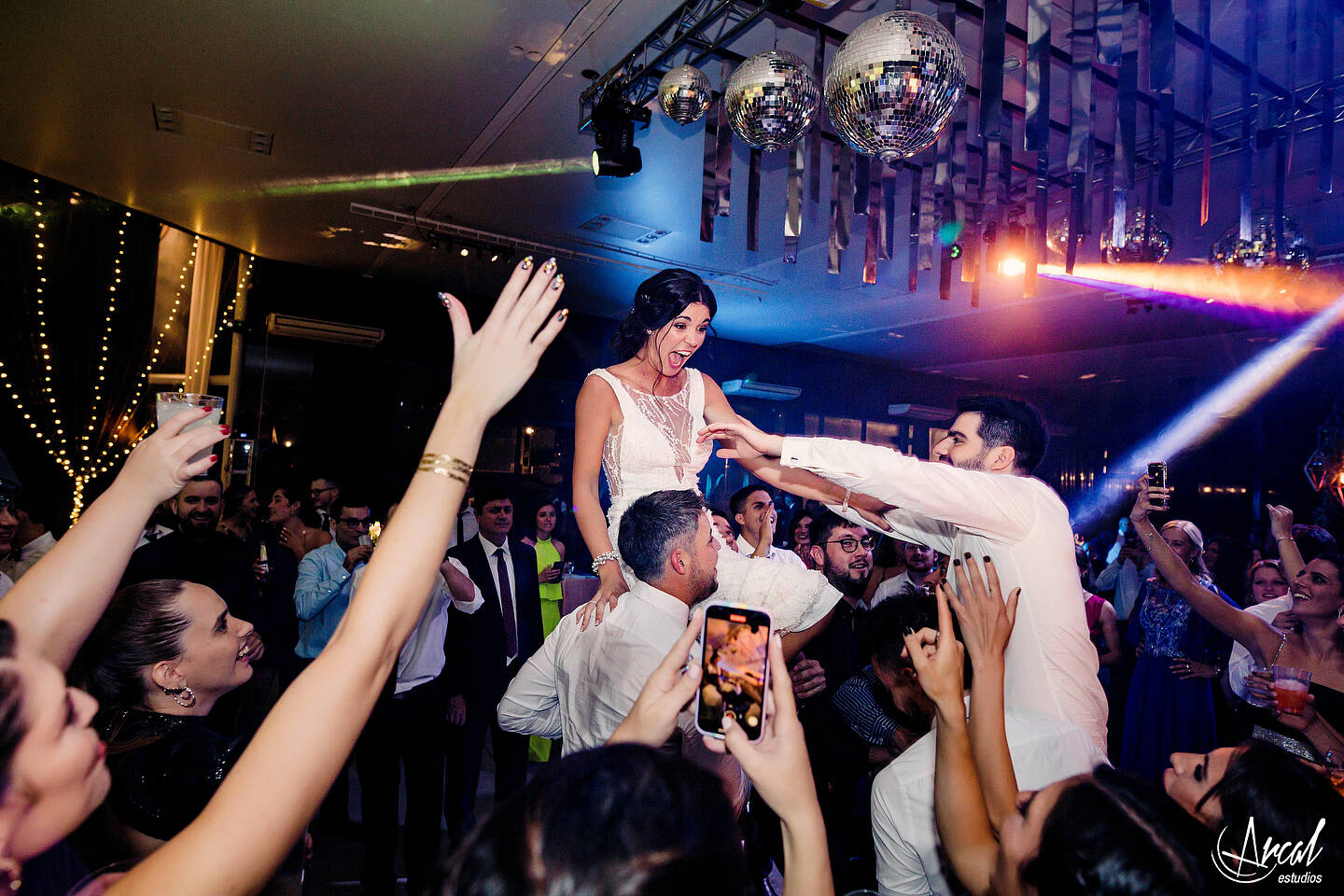 467-mili-y-toma-s-boda-en-parroquia-nuestra-sen-ora-del-socorro-de-escuela-pias-fotos-en-salo-n-reinapaz-140480-O