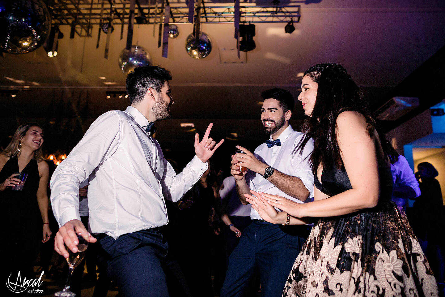 468-mili-y-toma-s-boda-en-parroquia-nuestra-sen-ora-del-socorro-de-escuela-pias-fotos-en-salo-n-reinapaz-140480-O