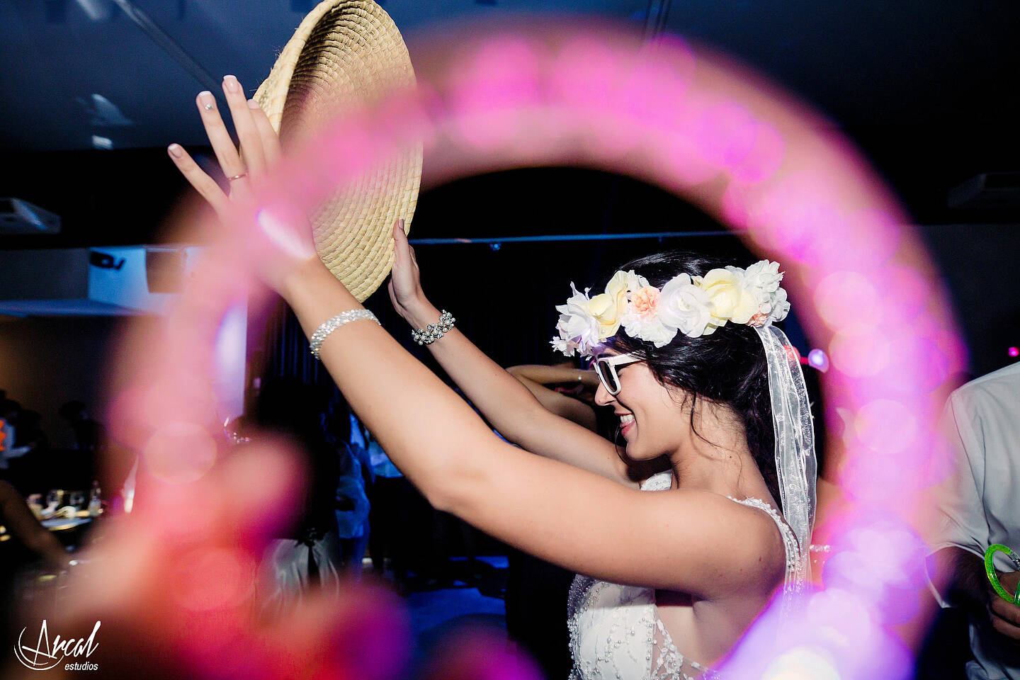 484-mili-y-toma-s-boda-en-parroquia-nuestra-sen-ora-del-socorro-de-escuela-pias-fotos-en-salo-n-reinapaz-140480-O