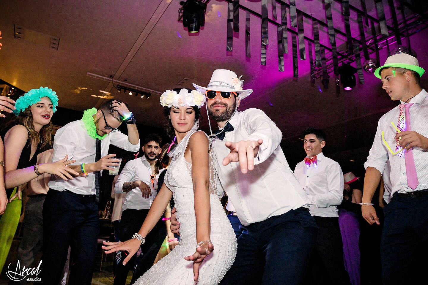 493-mili-y-toma-s-boda-en-parroquia-nuestra-sen-ora-del-socorro-de-escuela-pias-fotos-en-salo-n-reinapaz-140480-O