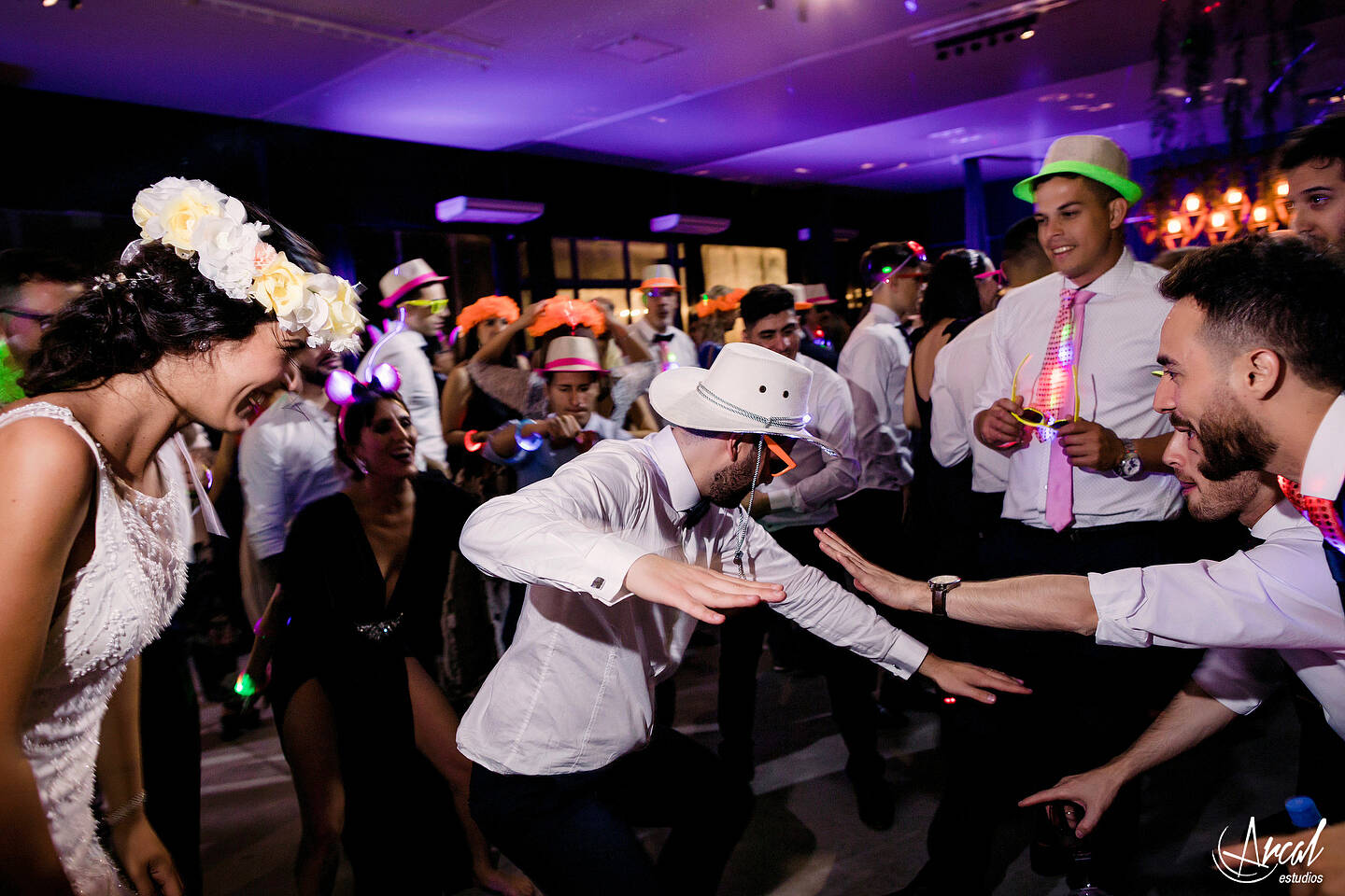 495-mili-y-toma-s-boda-en-parroquia-nuestra-sen-ora-del-socorro-de-escuela-pias-fotos-en-salo-n-reinapaz-140480-O