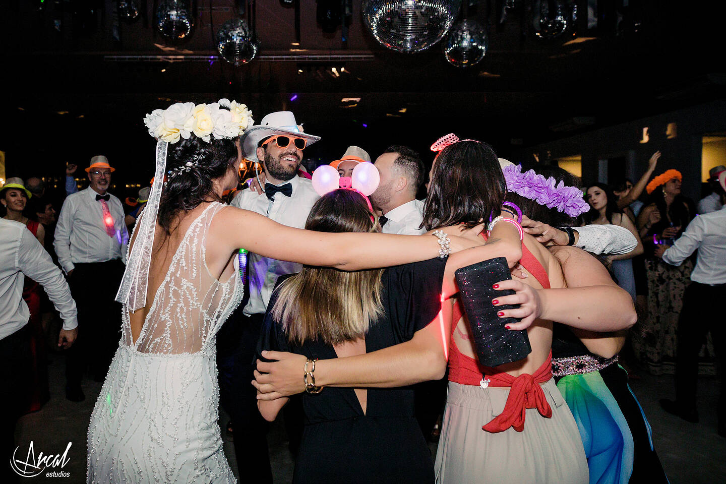 513-mili-y-toma-s-boda-en-parroquia-nuestra-sen-ora-del-socorro-de-escuela-pias-fotos-en-salo-n-reinapaz-140480-O