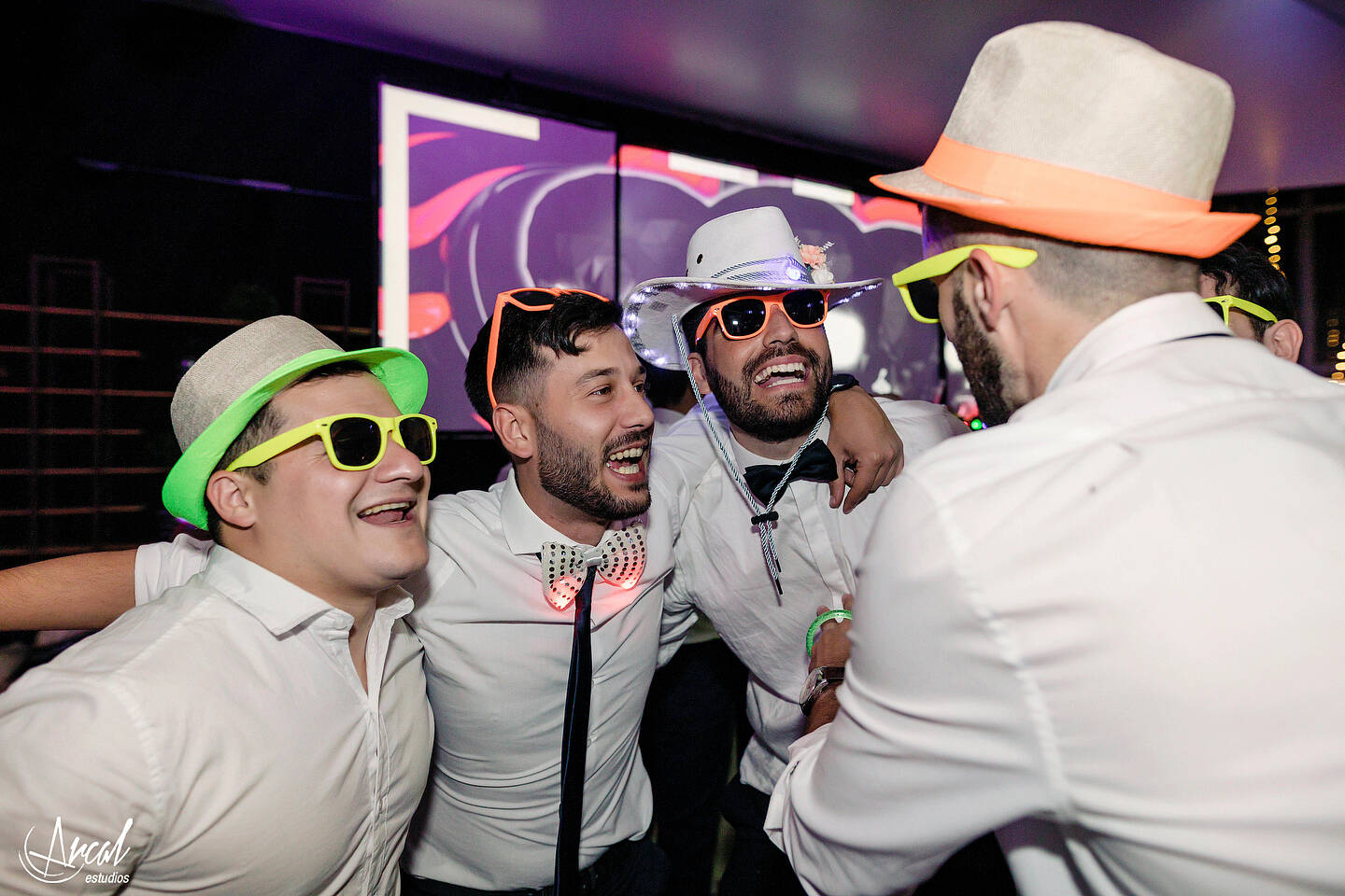 526-mili-y-toma-s-boda-en-parroquia-nuestra-sen-ora-del-socorro-de-escuela-pias-fotos-en-salo-n-reinapaz-140480-O