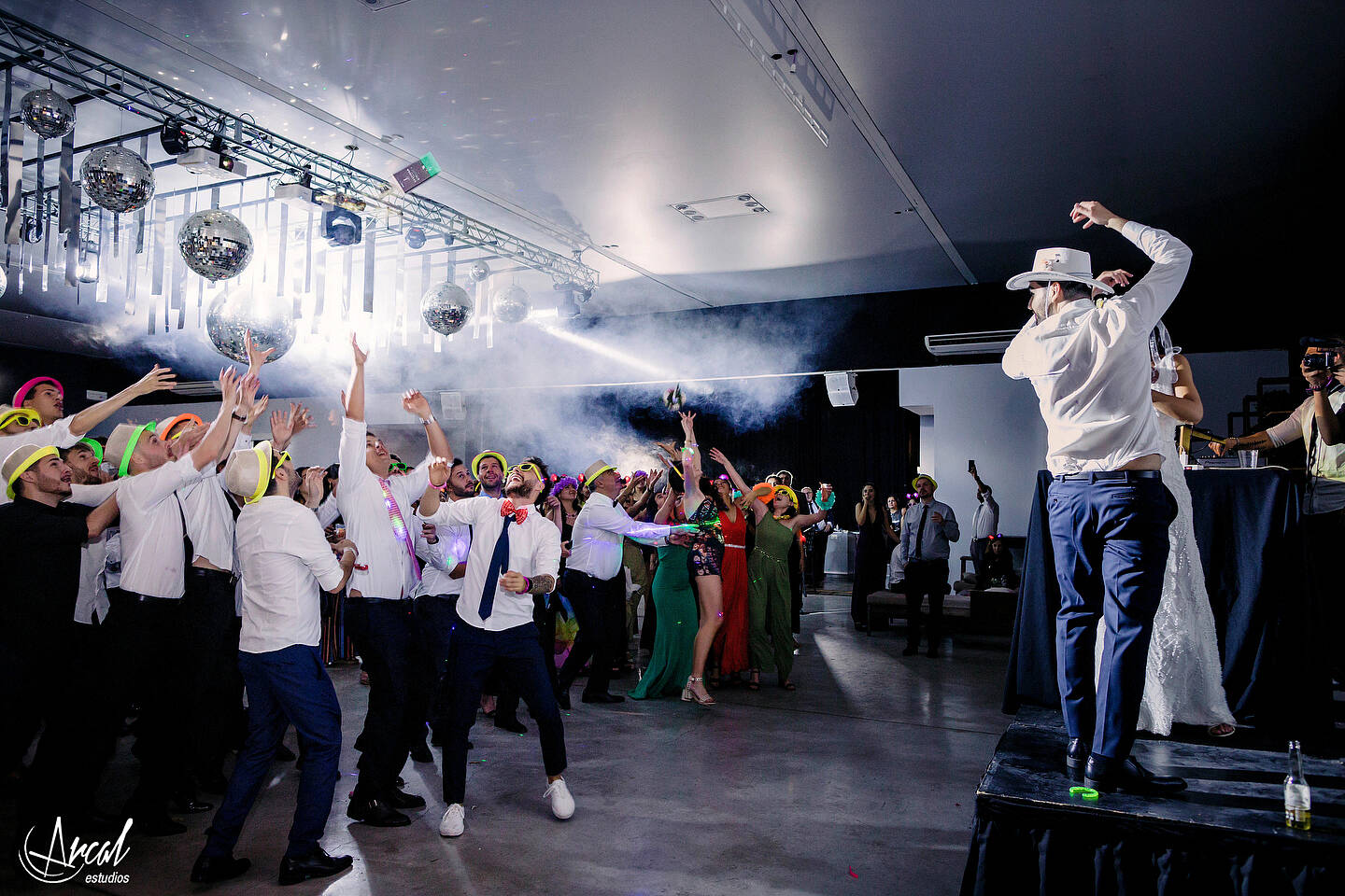 550-mili-y-toma-s-boda-en-parroquia-nuestra-sen-ora-del-socorro-de-escuela-pias-fotos-en-salo-n-reinapaz-140480-O