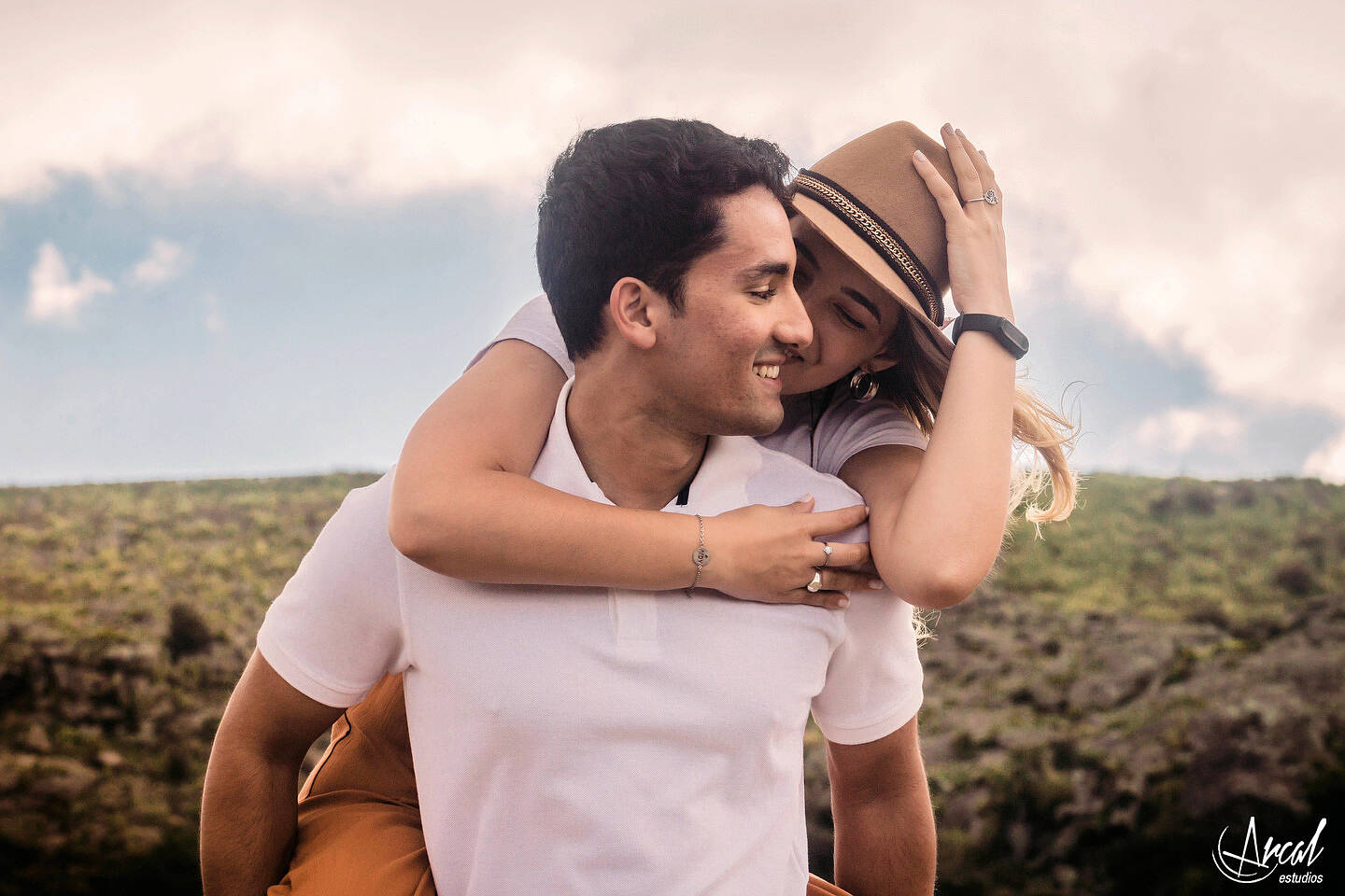 004-dara-y-joe-fotografi-as-de-novios-en-el-arco-de-las-altas-cumbres-y-pre-boda-en-la-quebrada-del-bata-na-144863-O