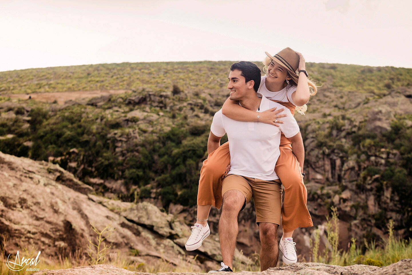 006-dara-y-joe-fotografi-as-de-novios-en-el-arco-de-las-altas-cumbres-y-pre-boda-en-la-quebrada-del-bata-n-144863-O