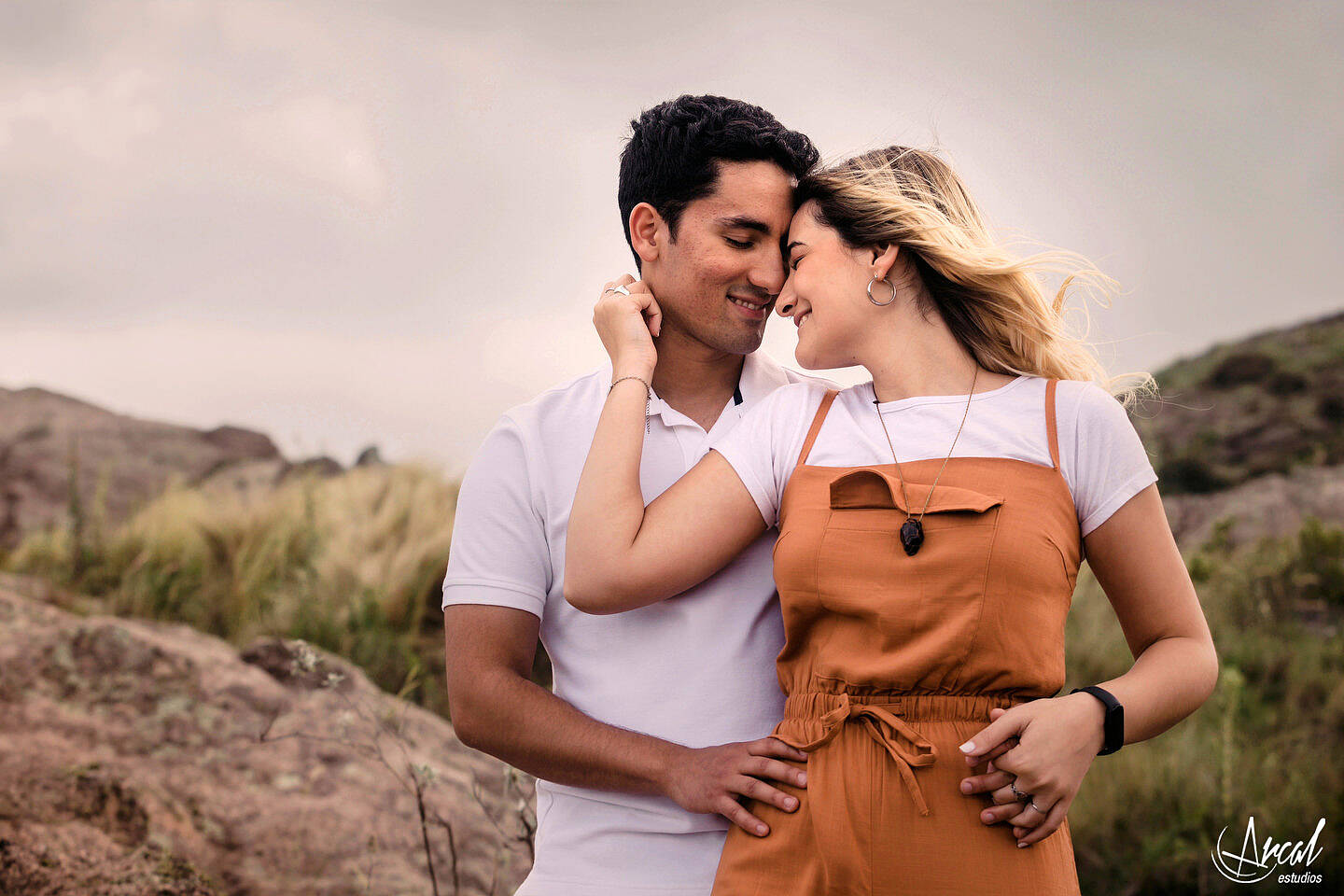 009-dara-y-joe-fotografi-as-de-novios-en-el-arco-de-las-altas-cumbres-y-pre-boda-en-la-quebrada-del-bata-na-144863-O