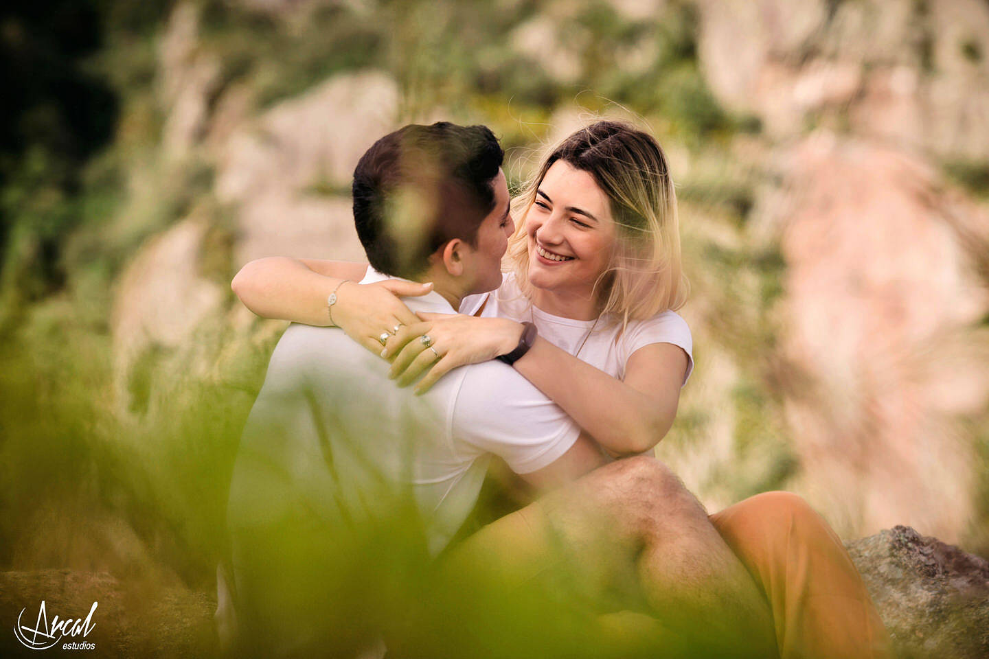 019-dara-y-joe-fotografi-as-de-novios-en-el-arco-de-las-altas-cumbres-y-pre-boda-en-la-quebrada-del-bata-n-144863-O