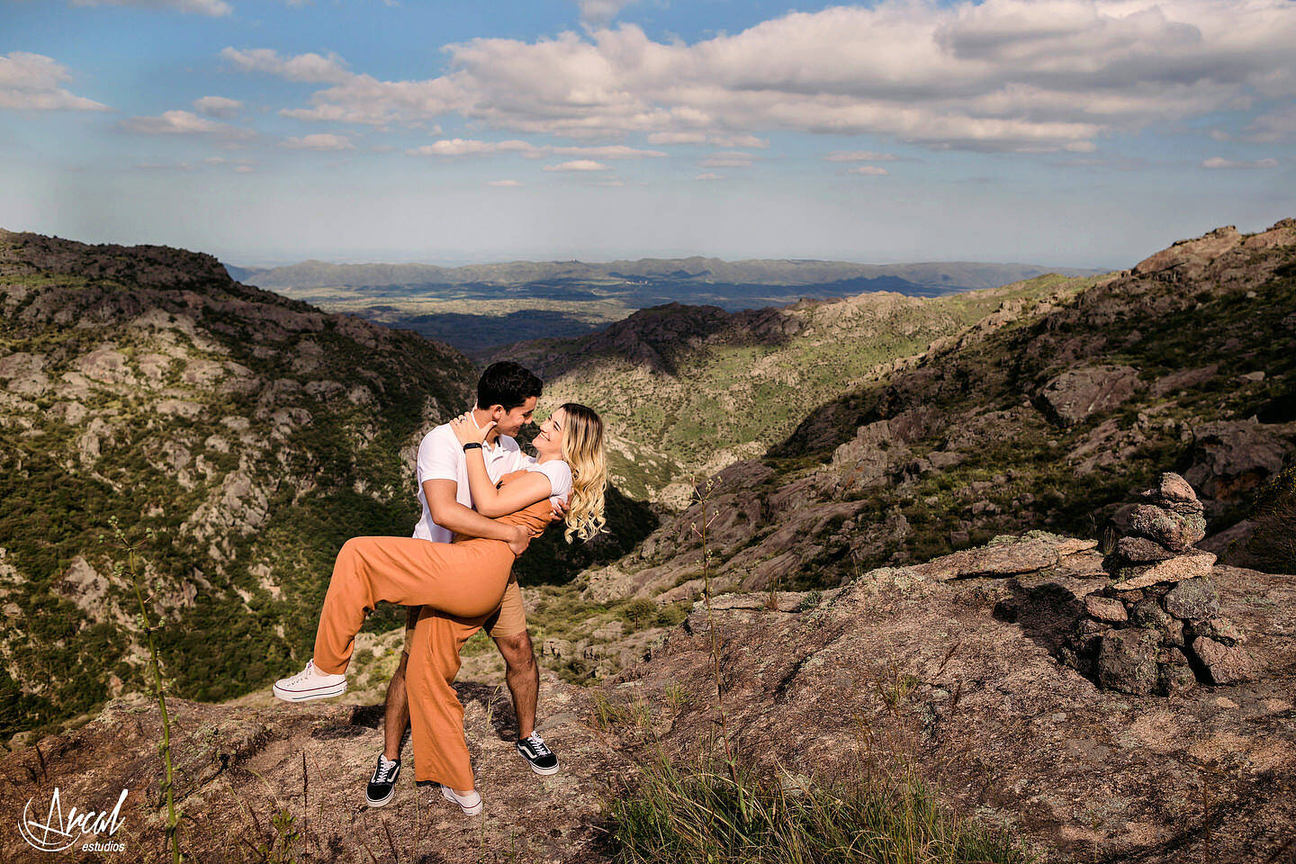 032-dara-y-joe-fotografi-as-de-novios-en-el-arco-de-las-altas-cumbres-y-pre-boda-en-la-quebrada-del-bata-n-144863-O