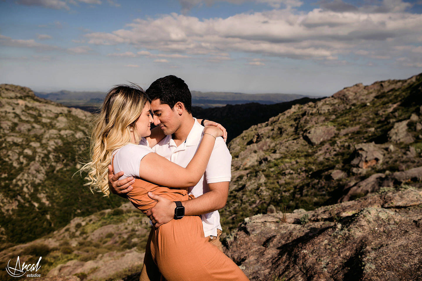 034-dara-y-joe-fotografi-as-de-novios-en-el-arco-de-las-altas-cumbres-y-pre-boda-en-la-quebrada-del-bata-n-144863-O
