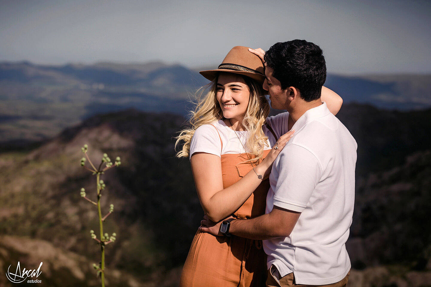 038-dara-y-joe-fotografi-as-de-novios-en-el-arco-de-las-altas-cumbres-y-pre-boda-en-la-quebrada-del-bata-n-144863-O