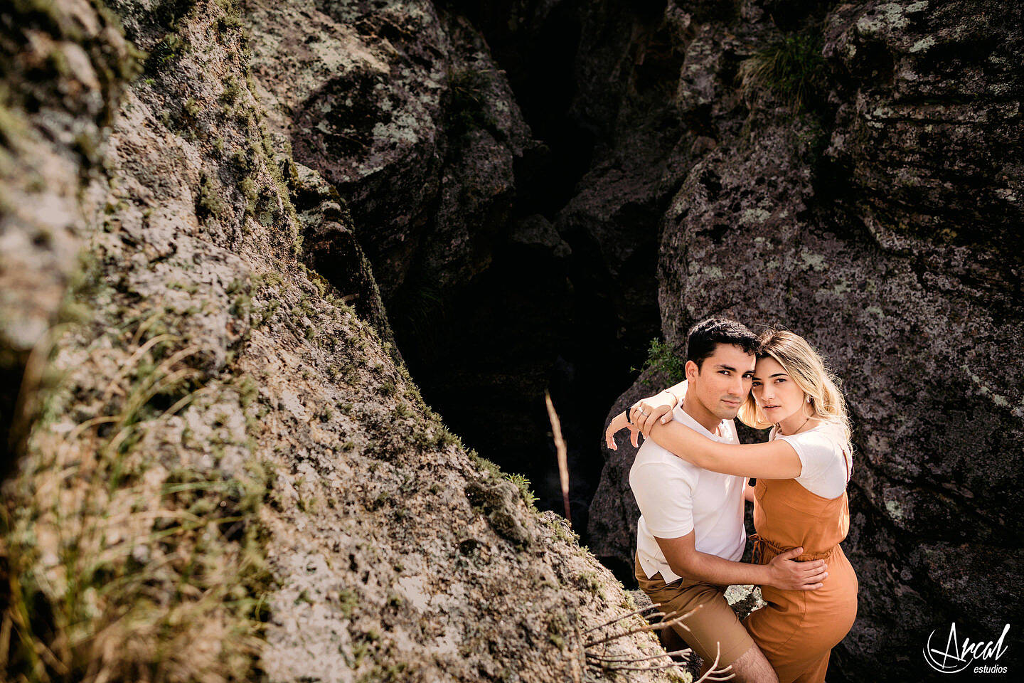 046-dara-y-joe-fotografi-as-de-novios-en-el-arco-de-las-altas-cumbres-y-pre-boda-en-la-quebrada-del-bata-na-144863-O