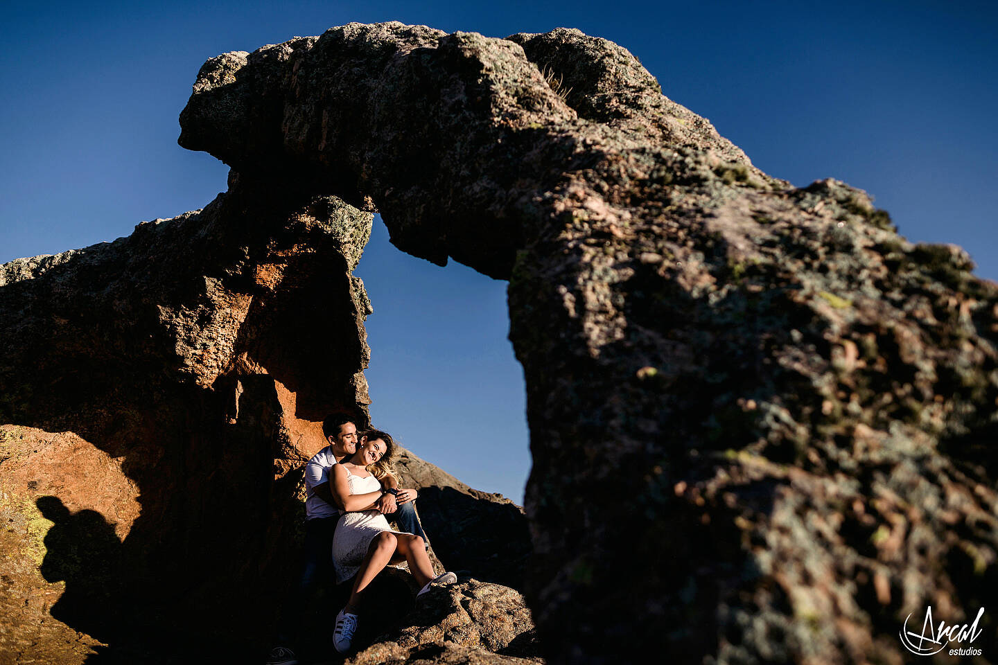 055-dara-y-joe-fotografi-as-de-novios-en-el-arco-de-las-altas-cumbres-y-pre-boda-en-la-quebrada-del-bata-na-144863-O