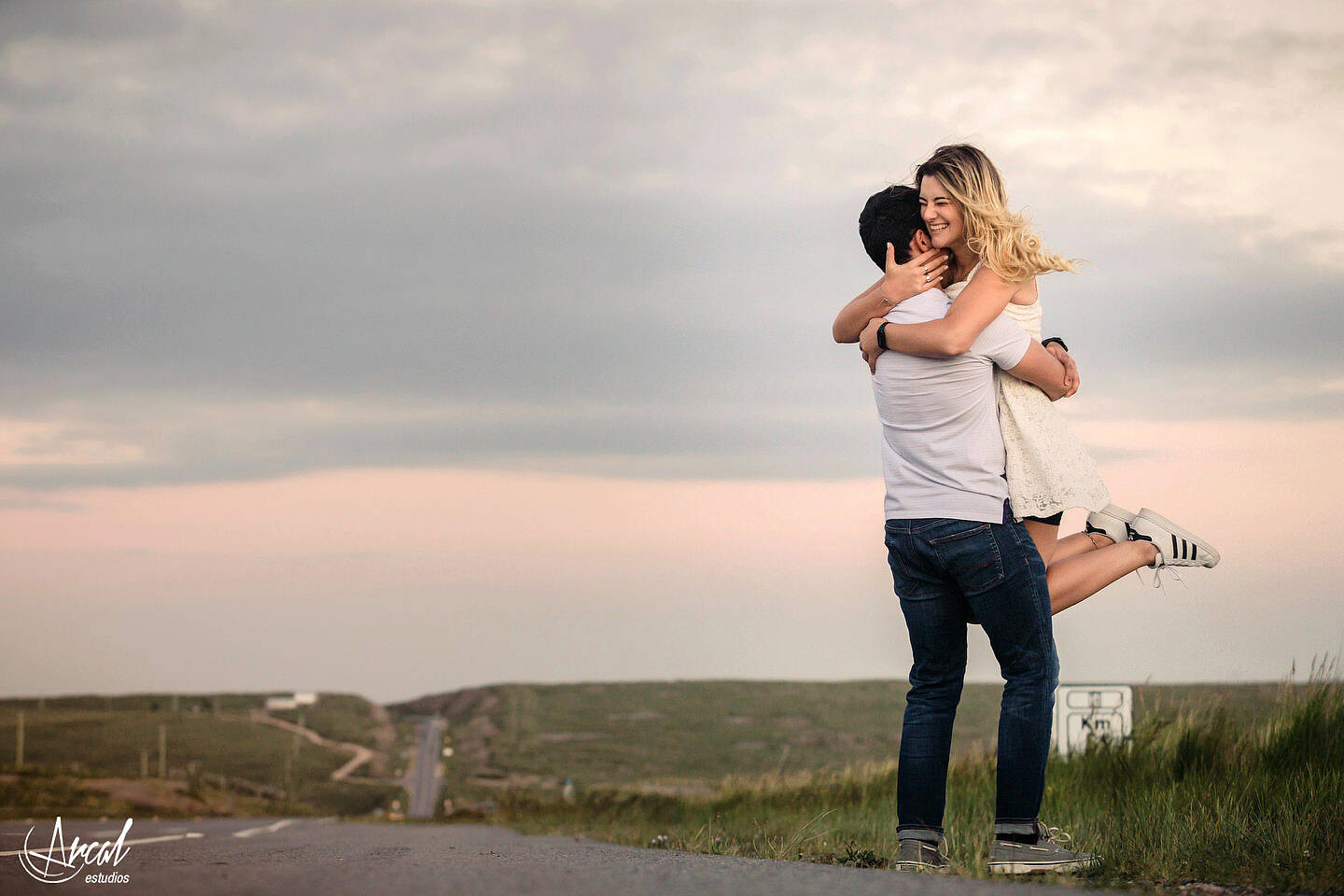 078-dara-y-joe-fotografi-as-de-novios-en-el-arco-de-las-altas-cumbres-y-pre-boda-en-la-quebrada-del-bata-n-144863-O