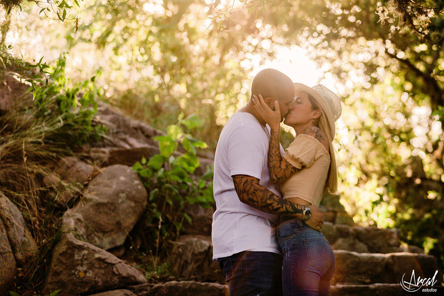 006-flor-y-maxi-fotografi-a-de-preboda-en-el-dique-san-jeronimo-dique-si-en-la-cumbre-pre-boda-en-vin-edos-nebula-co-rdoba-146765-O