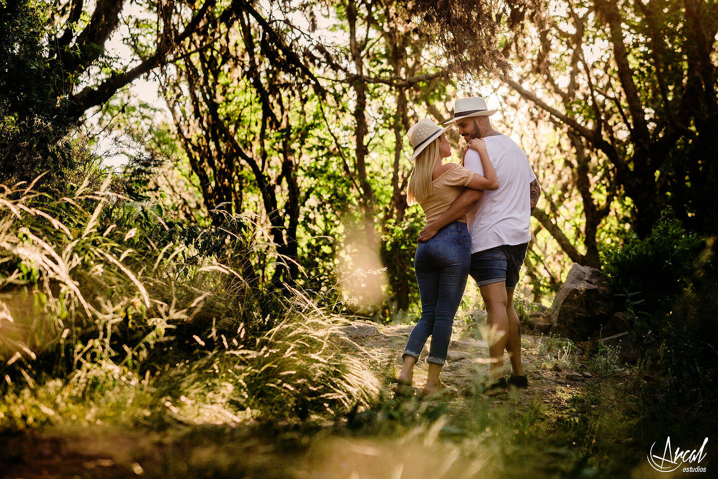 008-flor-y-maxi-fotografi-a-de-preboda-en-el-dique-san-jeronimo-dique-si-en-la-cumbre-pre-boda-en-vin-edos-nebula-co-rdoba-146765-O