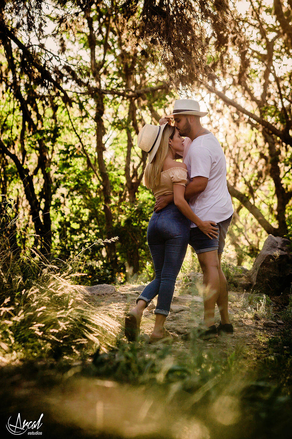 009-flor-y-maxi-fotografi-a-de-preboda-en-el-dique-san-jeronimo-dique-si-en-la-cumbre-pre-boda-en-vin-edos-nebula-co-rdoba-146765-O