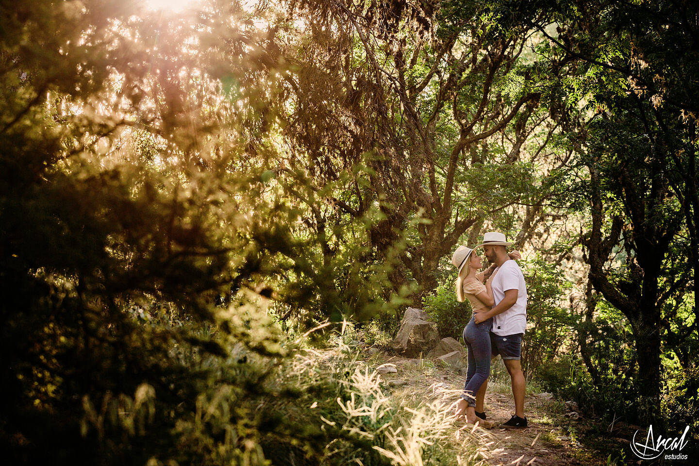 011-flor-y-maxi-fotografi-a-de-preboda-en-el-dique-san-jeronimo-dique-si-en-la-cumbre-pre-boda-en-vin-edos-nebula-co-rdoba-146765-O