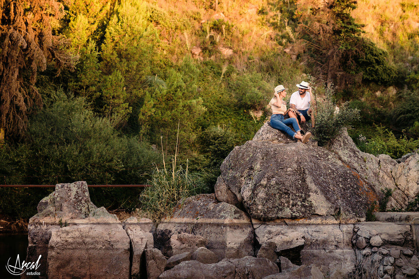 033-flor-y-maxi-fotografi-a-de-preboda-en-el-dique-san-jeronimo-dique-si-en-la-cumbre-pre-boda-en-vin-edos-nebula-co-rdoba-146765-O