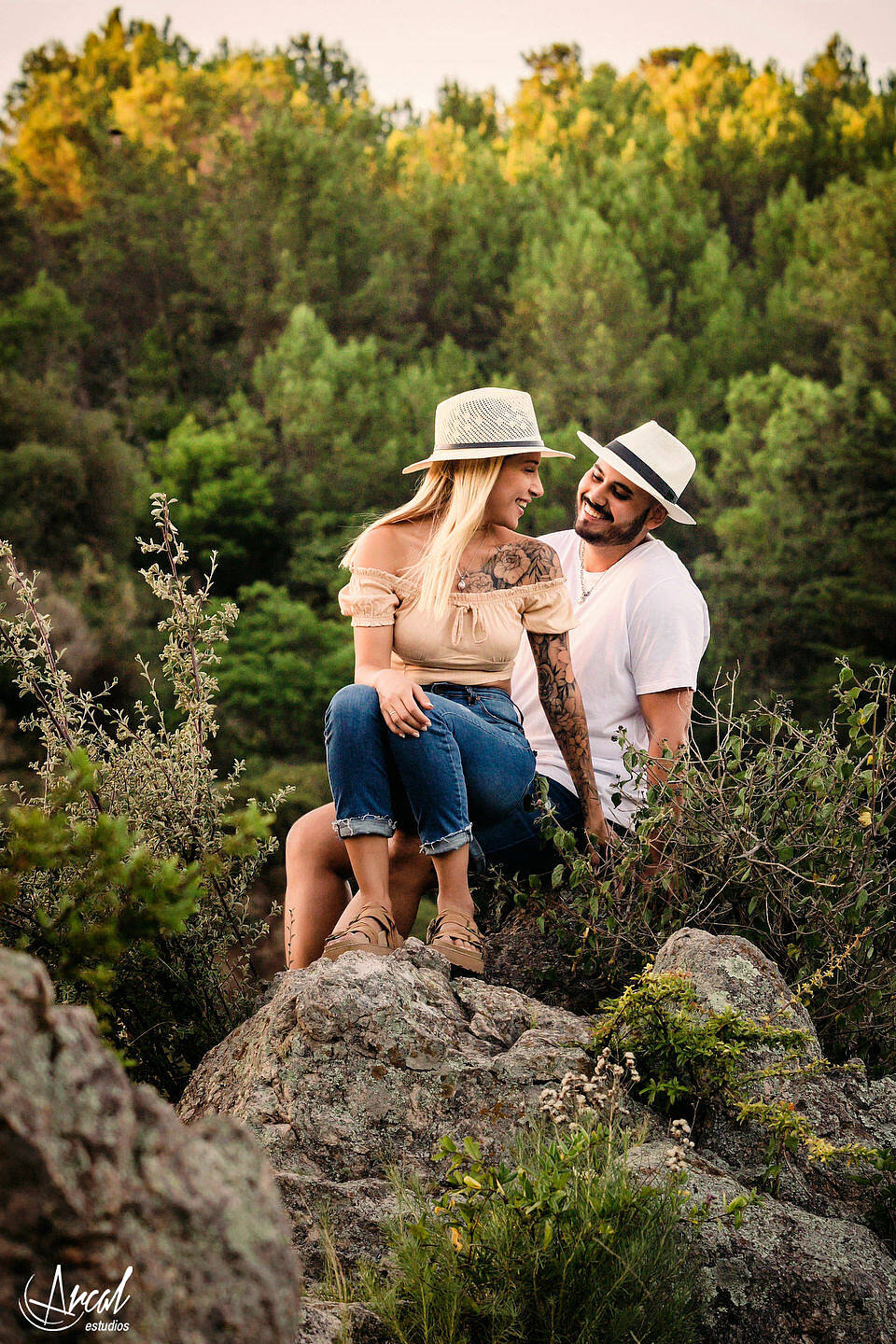 034-flor-y-maxi-fotografi-a-de-preboda-en-el-dique-san-jeronimo-dique-si-en-la-cumbre-pre-boda-en-vin-edos-nebula-co-rdoba-146765-O