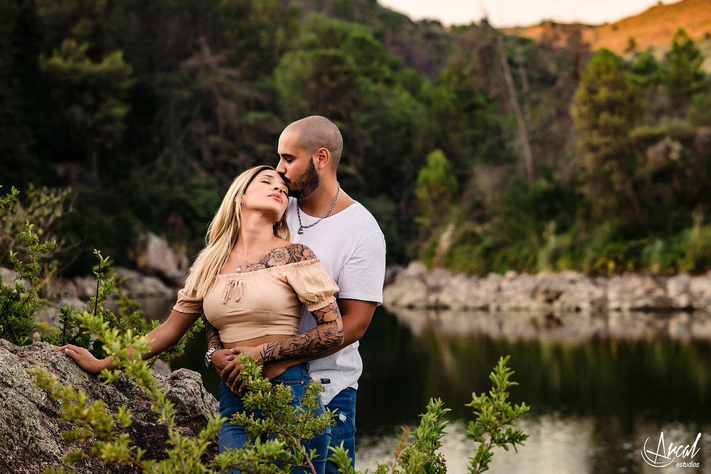 043-flor-y-maxi-fotografi-a-de-preboda-en-el-dique-san-jeronimo-dique-si-en-la-cumbre-pre-boda-en-vin-edos-nebula-co-rdoba-146765-O