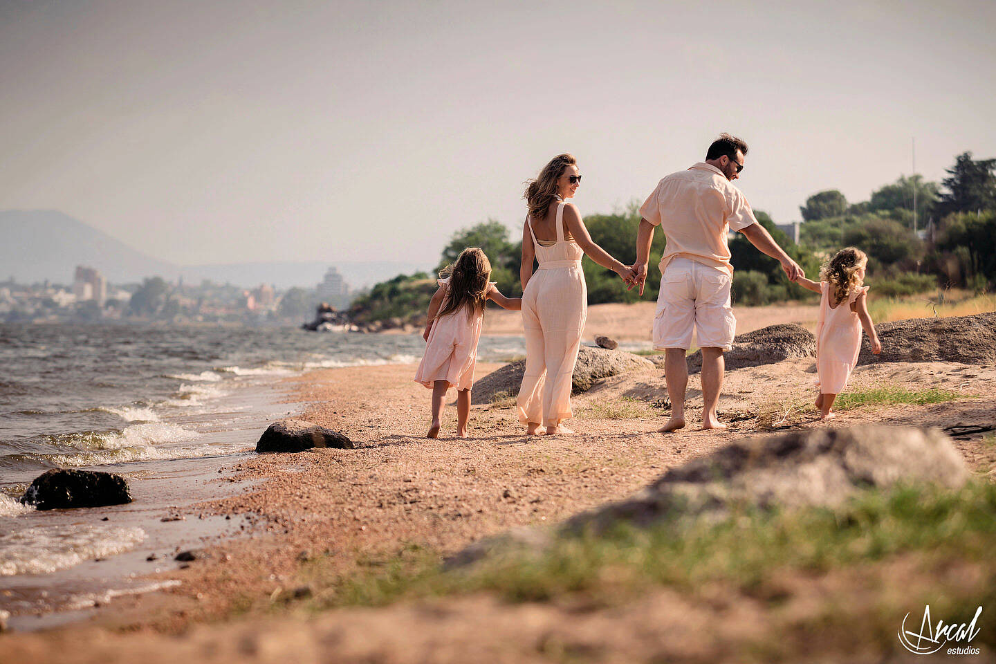 07-jime-sabino-y-mauro-piccini-fotografi-a-de-pre-boda-en-lancha-fotos-familiares-en-el-lago-san-roque-y-playa-los-mimbres-carlos-paz-146287-O