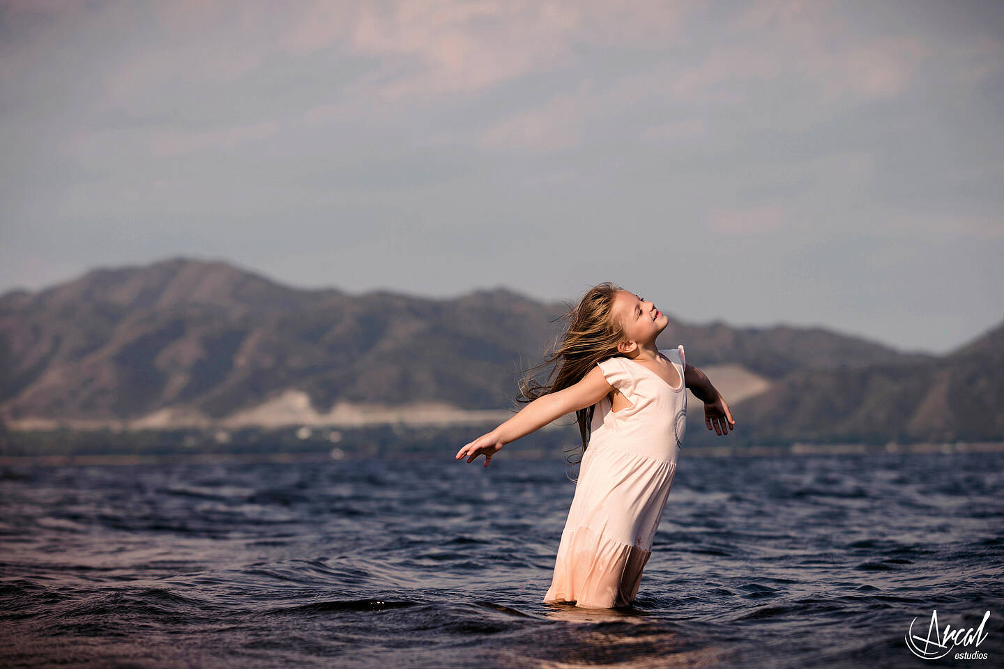 14-jime-sabino-y-mauro-piccini-fotografi-a-de-pre-boda-en-lancha-fotos-familiares-en-el-lago-san-roque-y-playa-los-mimbres-carlos-paz-146287-O