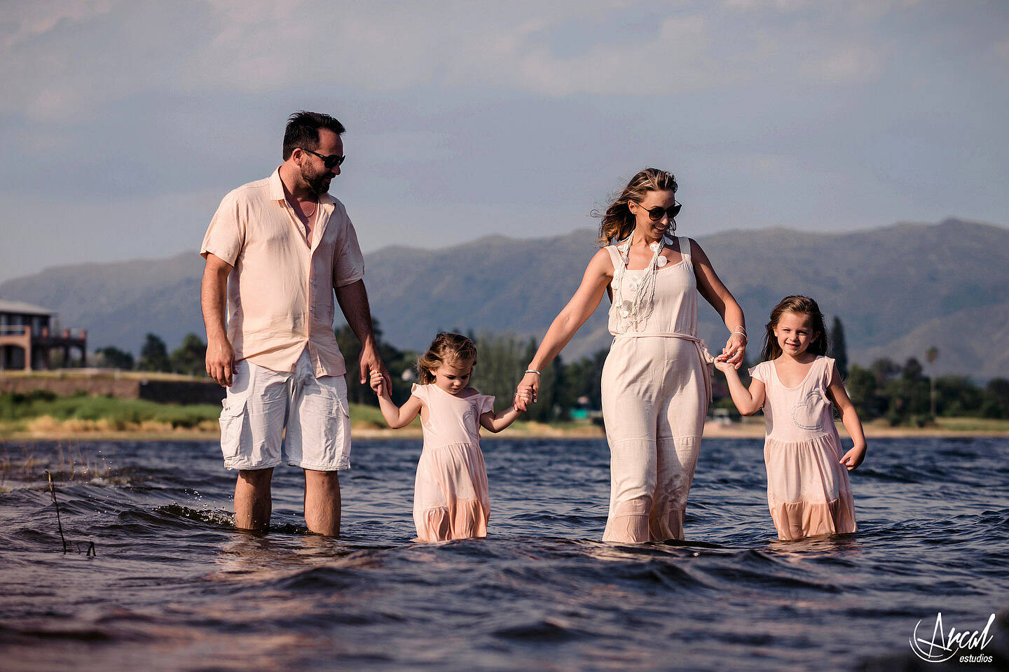 15-jime-sabino-y-mauro-piccini-fotografi-a-de-pre-boda-en-lancha-fotos-familiares-en-el-lago-san-roque-y-playa-los-mimbres-carlos-paz-146287-O