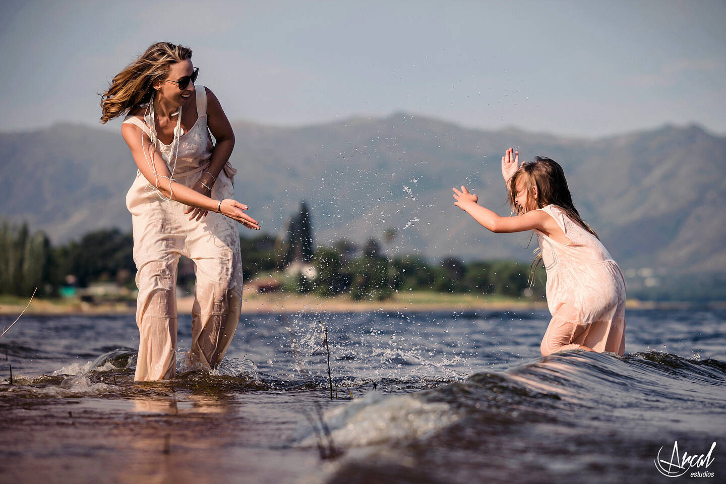 16-jime-sabino-y-mauro-piccini-fotografi-a-de-pre-boda-en-lancha-fotos-familiares-en-el-lago-san-roque-y-playa-los-mimbres-carlos-paz-146287-O