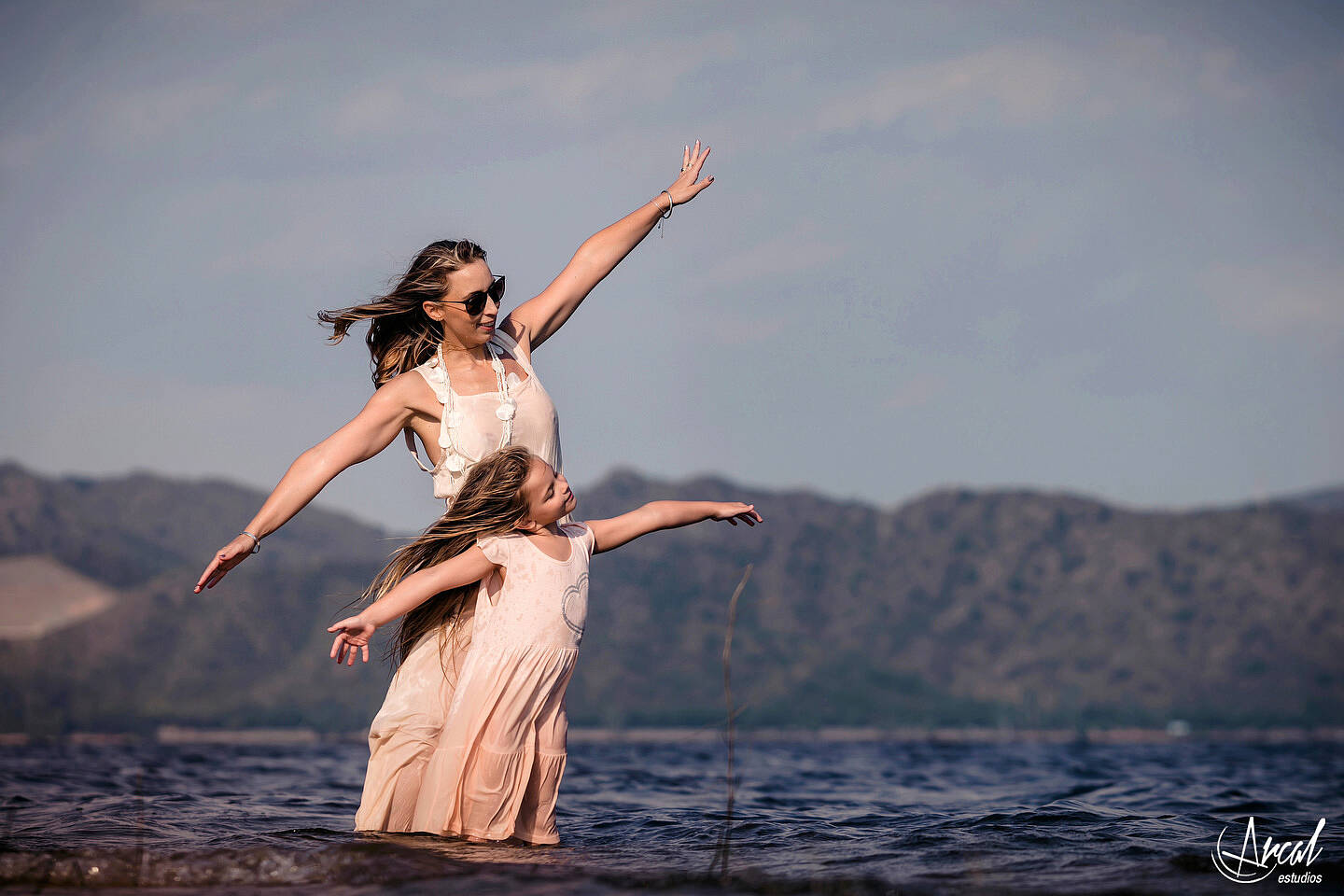 17-jime-sabino-y-mauro-piccini-fotografi-a-de-pre-boda-en-lancha-fotos-familiares-en-el-lago-san-roque-y-playa-los-mimbres-carlos-paz-146287-O