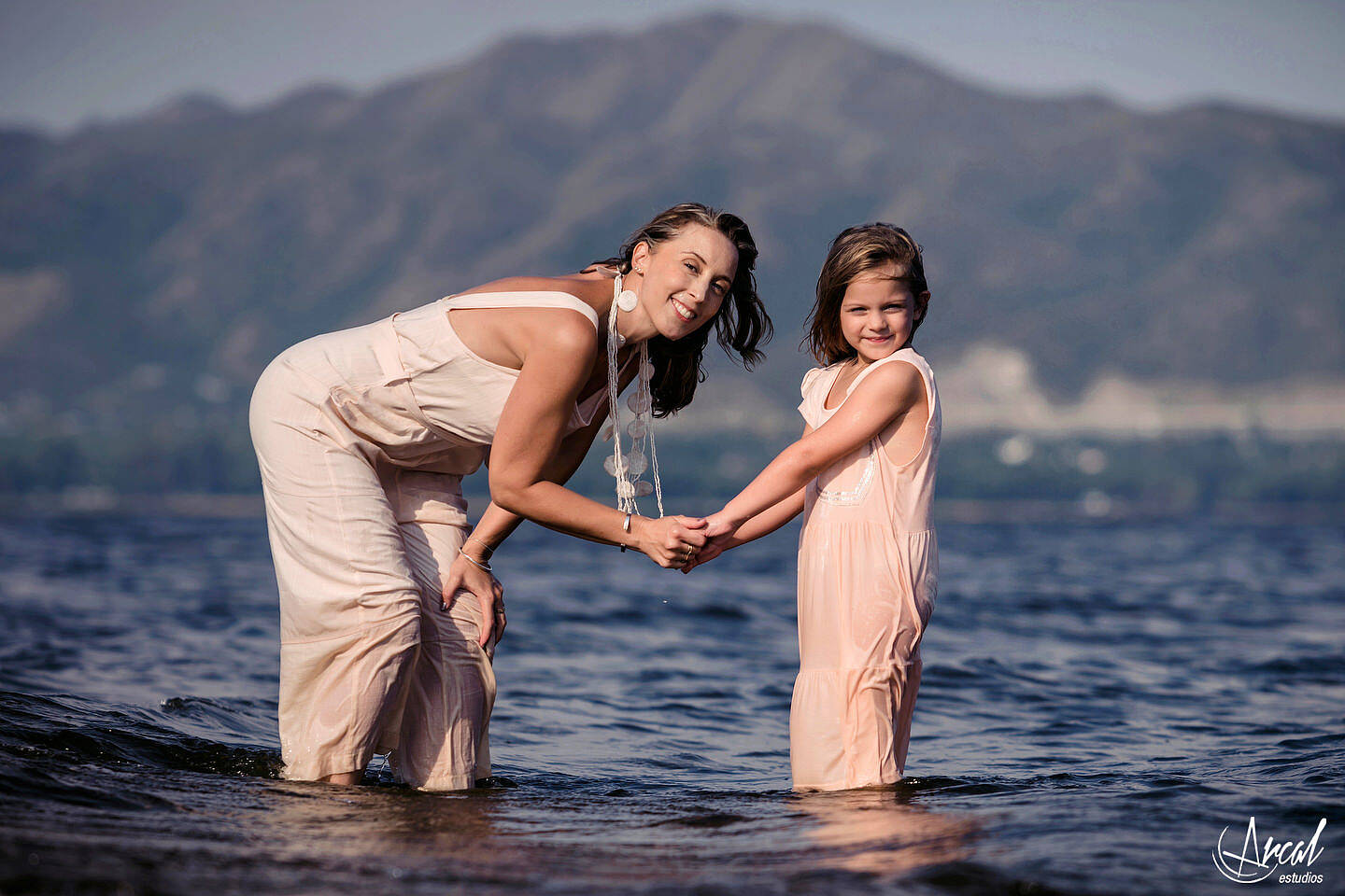 18-jime-sabino-y-mauro-piccini-fotografi-a-de-pre-boda-en-lancha-fotos-familiares-en-el-lago-san-roque-y-playa-los-mimbres-carlos-paz-146287-O