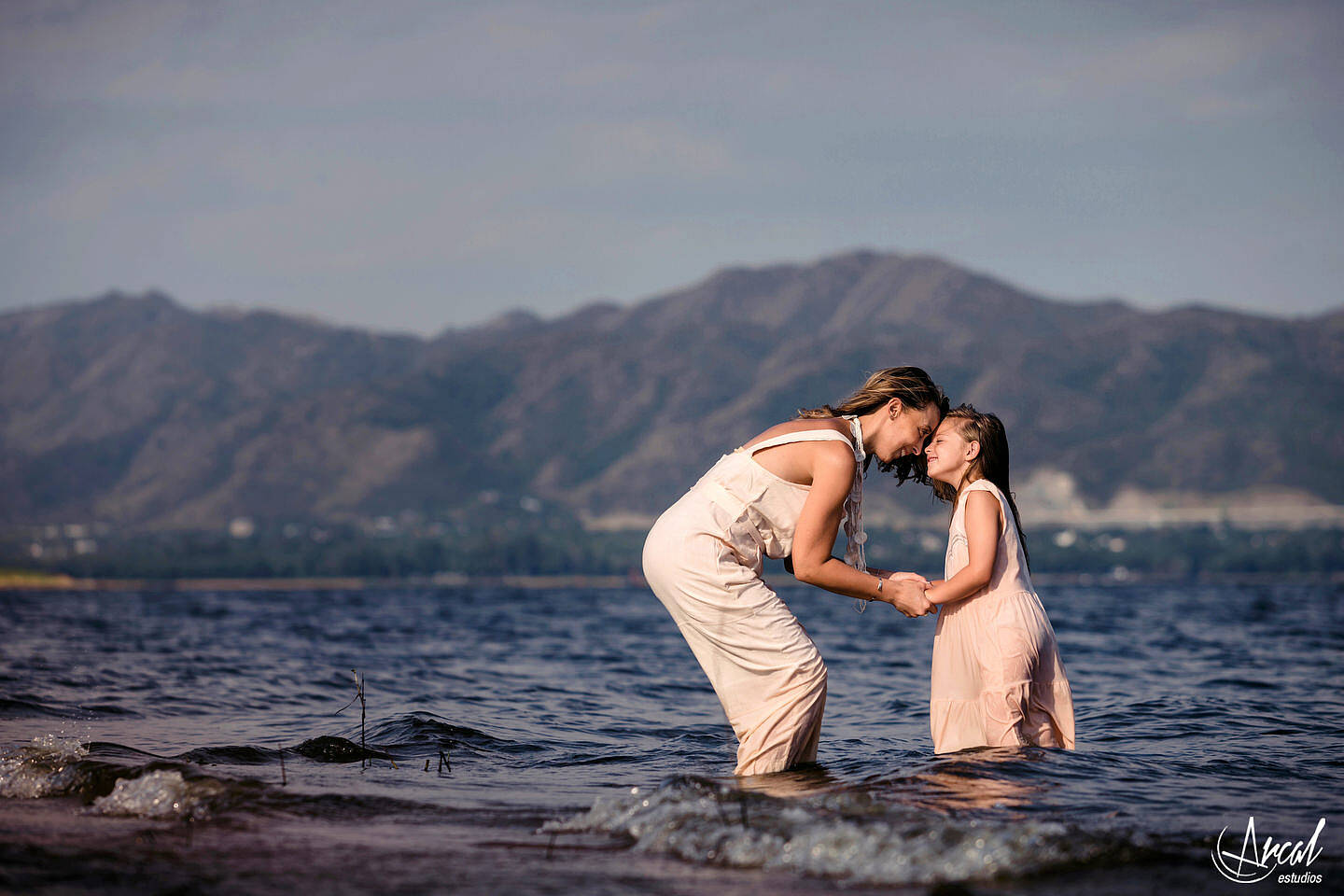 22-jime-sabino-y-mauro-piccini-fotografi-a-de-pre-boda-en-lancha-fotos-familiares-en-el-lago-san-roque-y-playa-los-mimbres-carlos-paz-146287-O