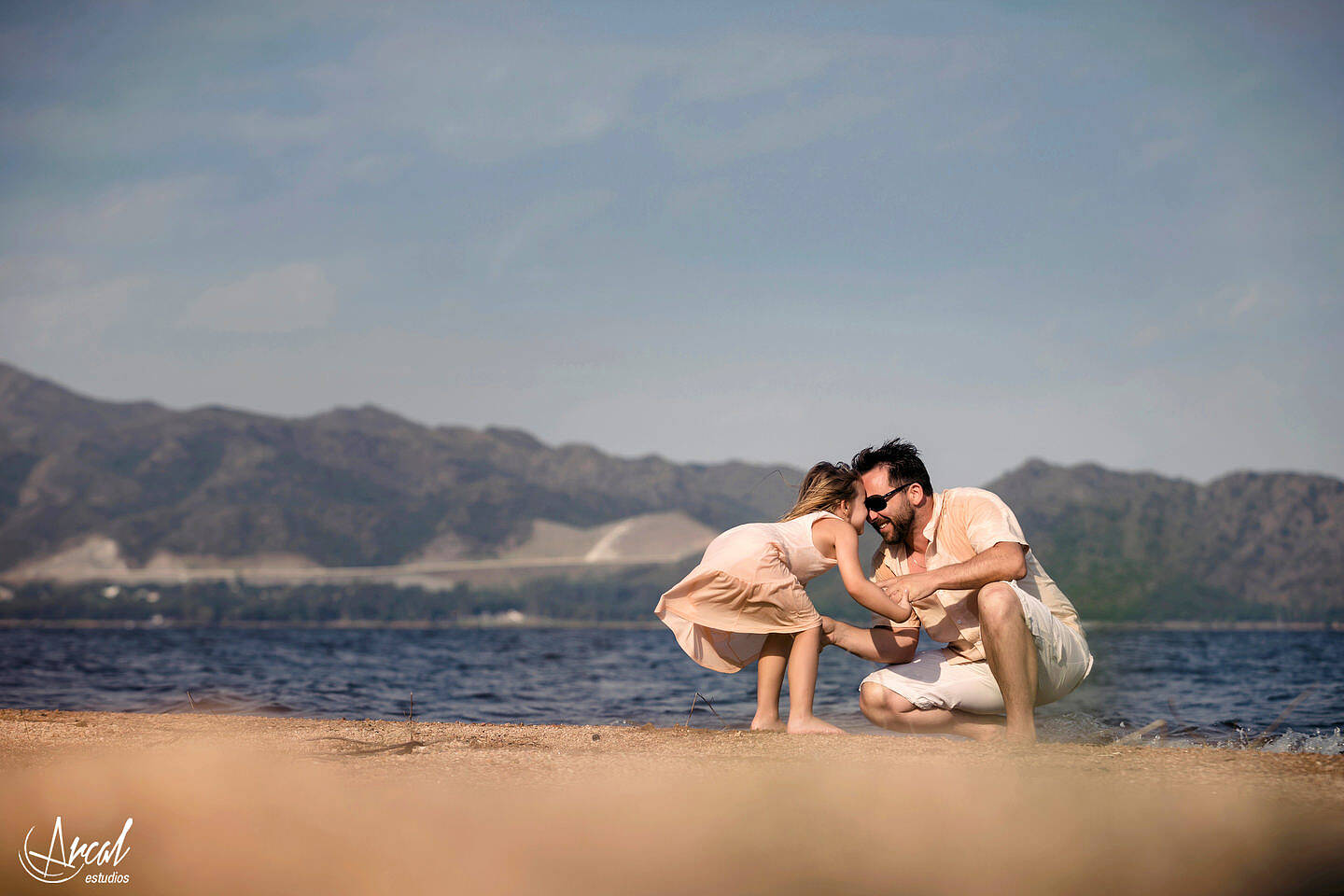 30-jime-sabino-y-mauro-piccini-fotografi-a-de-pre-boda-en-lancha-fotos-familiares-en-el-lago-san-roque-y-playa-los-mimbres-carlos-paz-146287-O