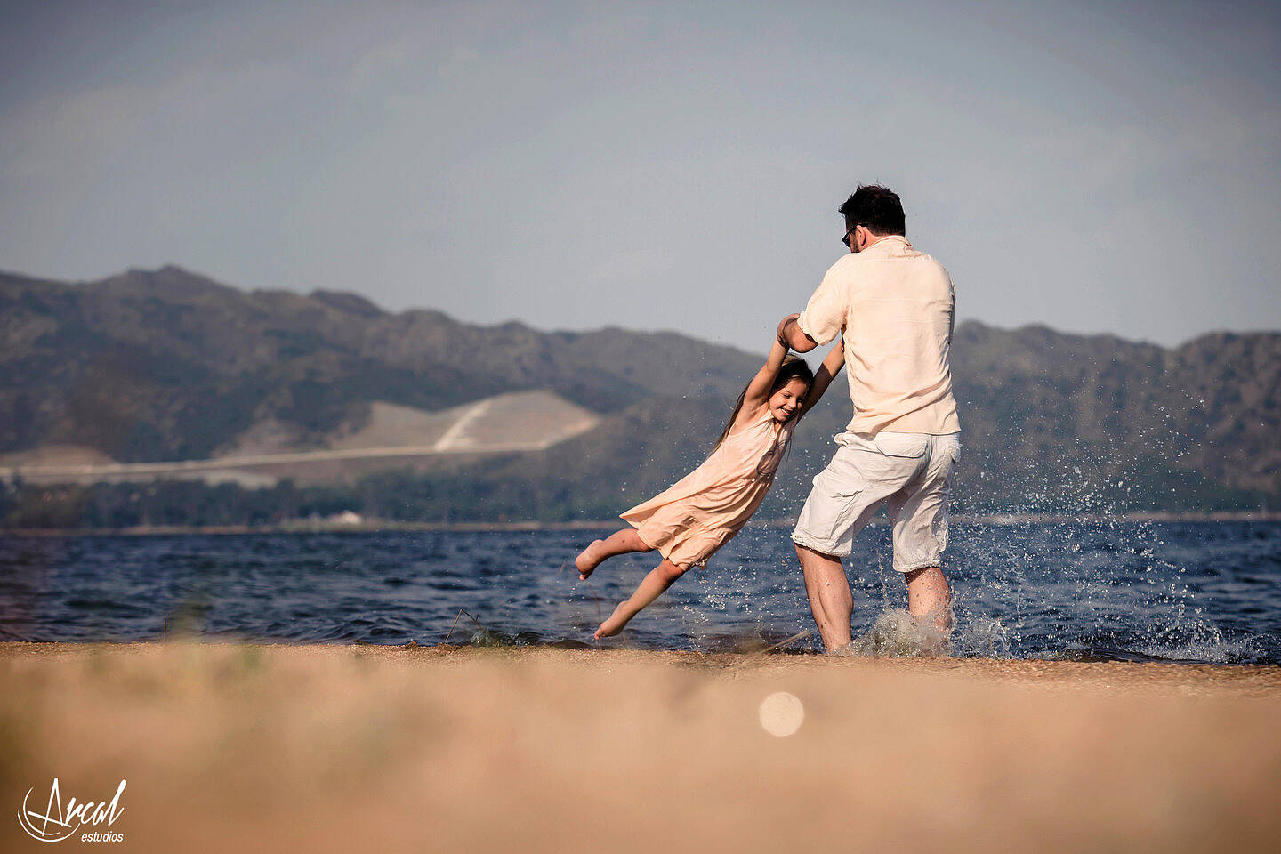 31-jime-sabino-y-mauro-piccini-fotografi-a-de-pre-boda-en-lancha-fotos-familiares-en-el-lago-san-roque-y-playa-los-mimbres-carlos-paz-146287-O