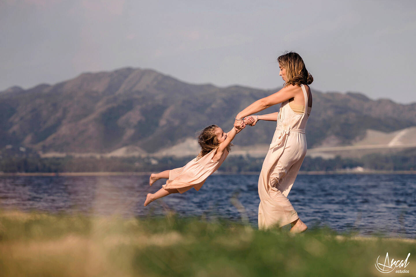 34-jime-sabino-y-mauro-piccini-fotografi-a-de-pre-boda-en-lancha-fotos-familiares-en-el-lago-san-roque-y-playa-los-mimbres-carlos-paz-146287-O