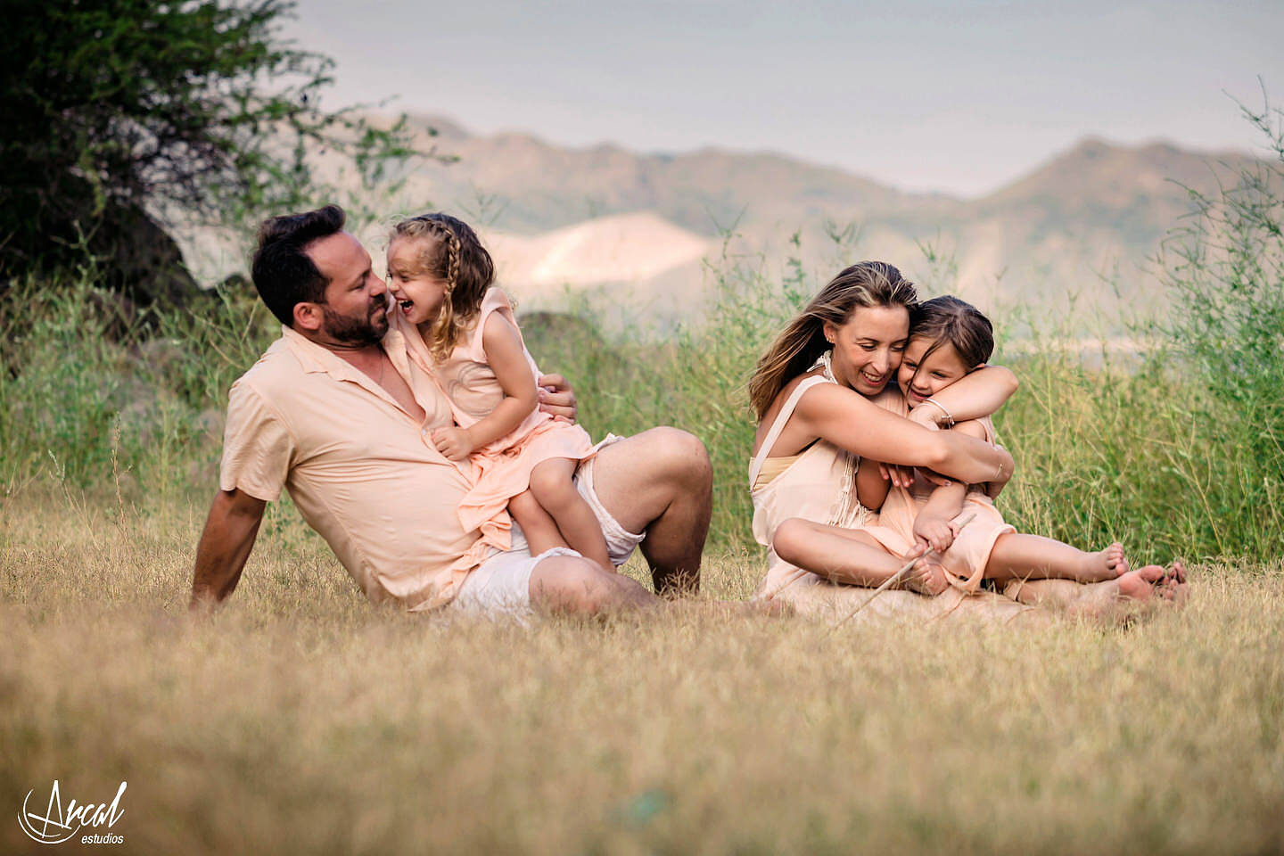 41-jime-sabino-y-mauro-piccini-fotografi-a-de-pre-boda-en-lancha-fotos-familiares-en-el-lago-san-roque-y-playa-los-mimbres-carlos-paz-146287-O
