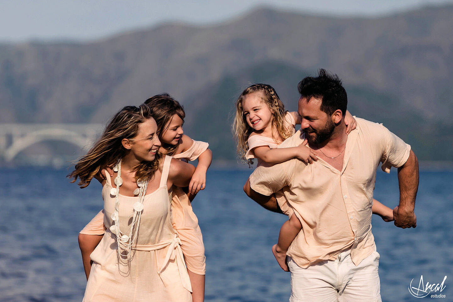 42-jime-sabino-y-mauro-piccini-fotografi-a-de-pre-boda-en-lancha-fotos-familiares-en-el-lago-san-roque-y-playa-los-mimbres-carlos-paz-146287-O