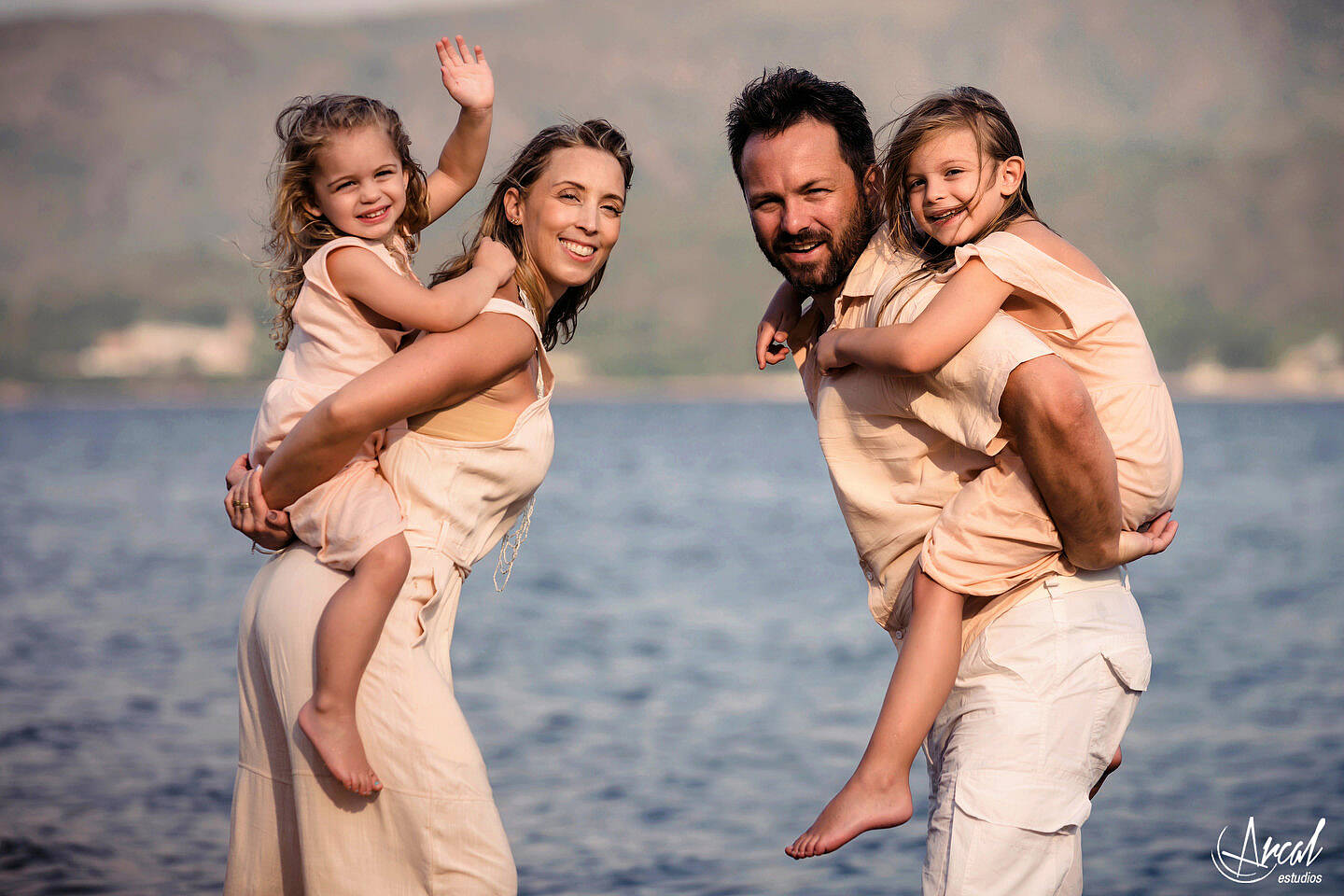 43-jime-sabino-y-mauro-piccini-fotografi-a-de-pre-boda-en-lancha-fotos-familiares-en-el-lago-san-roque-y-playa-los-mimbres-carlos-paz-146287-O